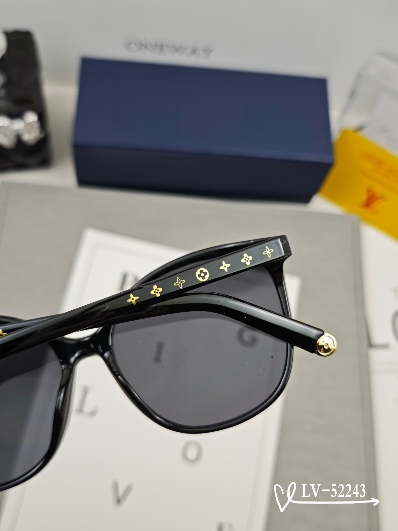   👓.【路易威登-LV】
         🕶.【宝丽来树脂镜片】
         ⭐️.【TR镜架