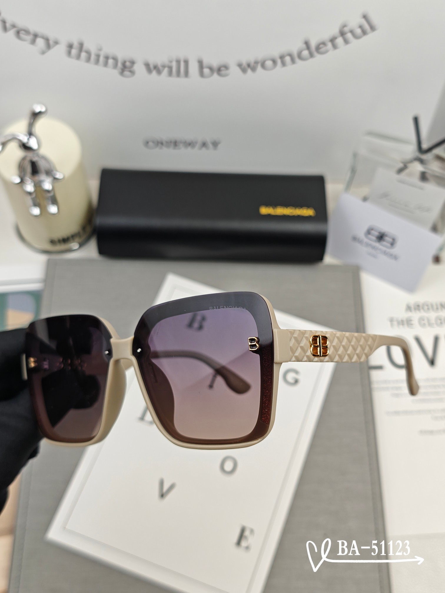   👓.【巴黎世家-Balenciaga】
         🕶.【宝丽来树脂镜片】
         