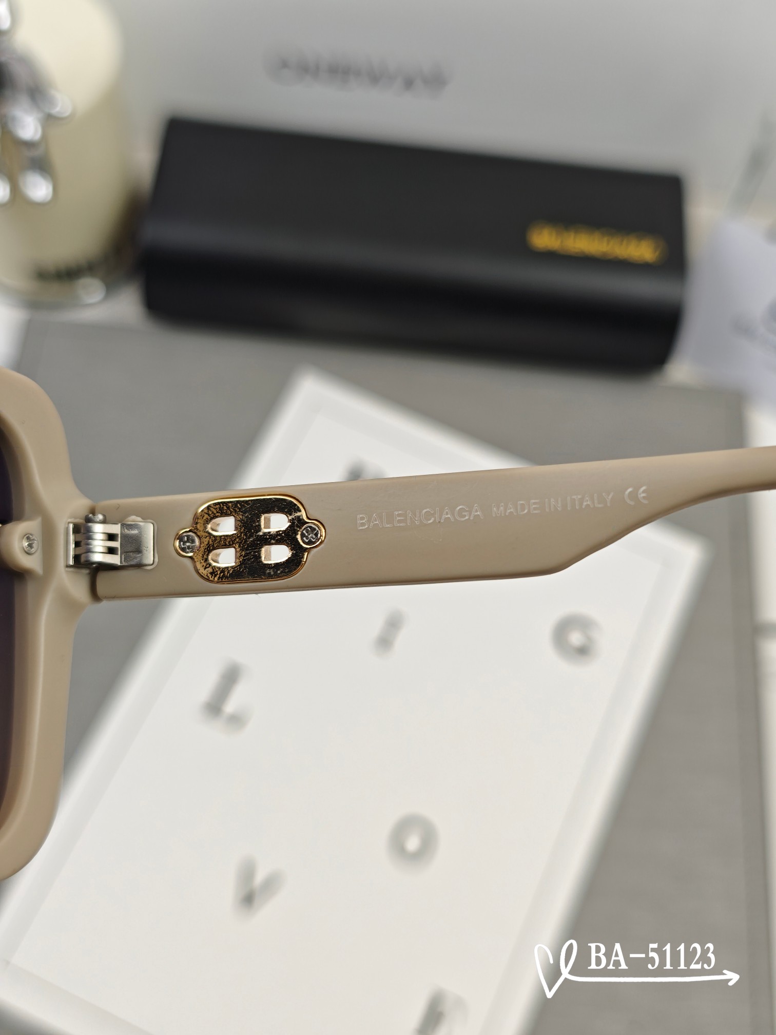   👓.【巴黎世家-Balenciaga】
         🕶.【宝丽来树脂镜片】
         