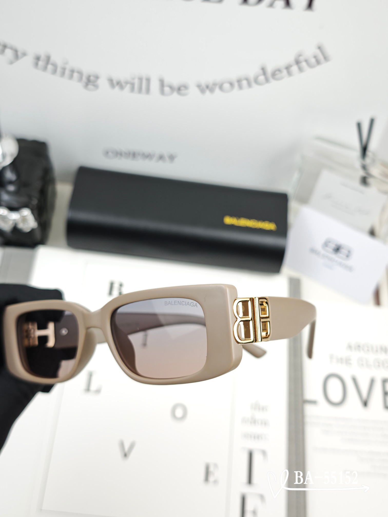   👓.【巴黎世家-Balenciaga】
         🕶.【宝丽来树脂镜片】
         