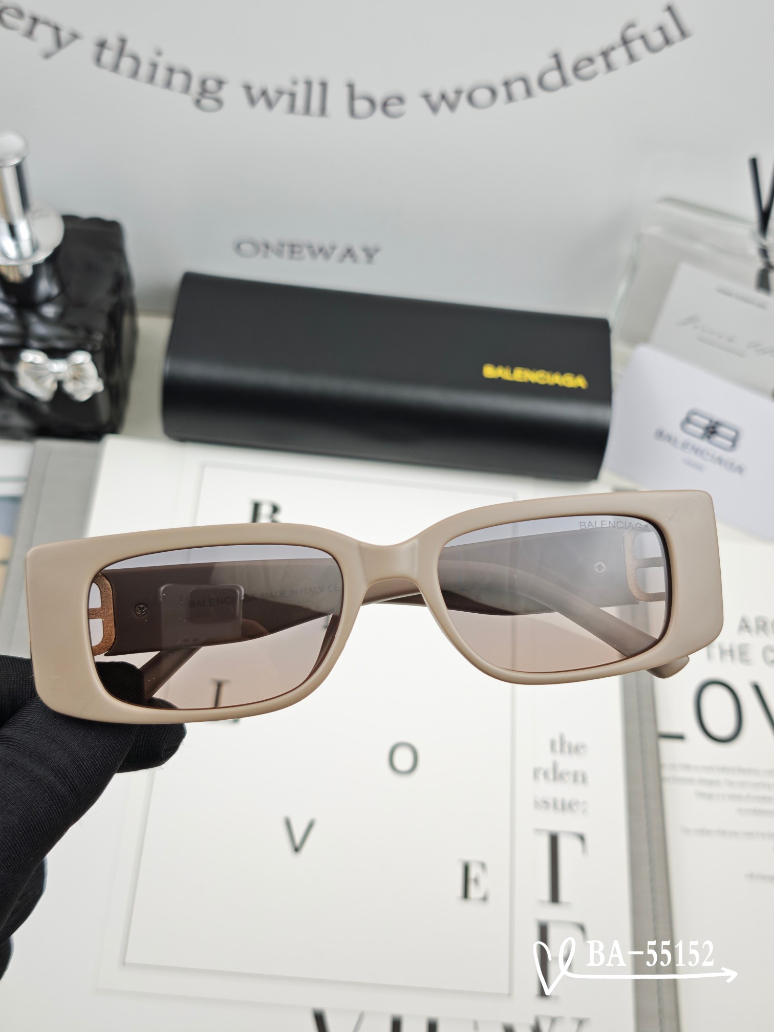   👓.【巴黎世家-Balenciaga】
         🕶.【宝丽来树脂镜片】
         