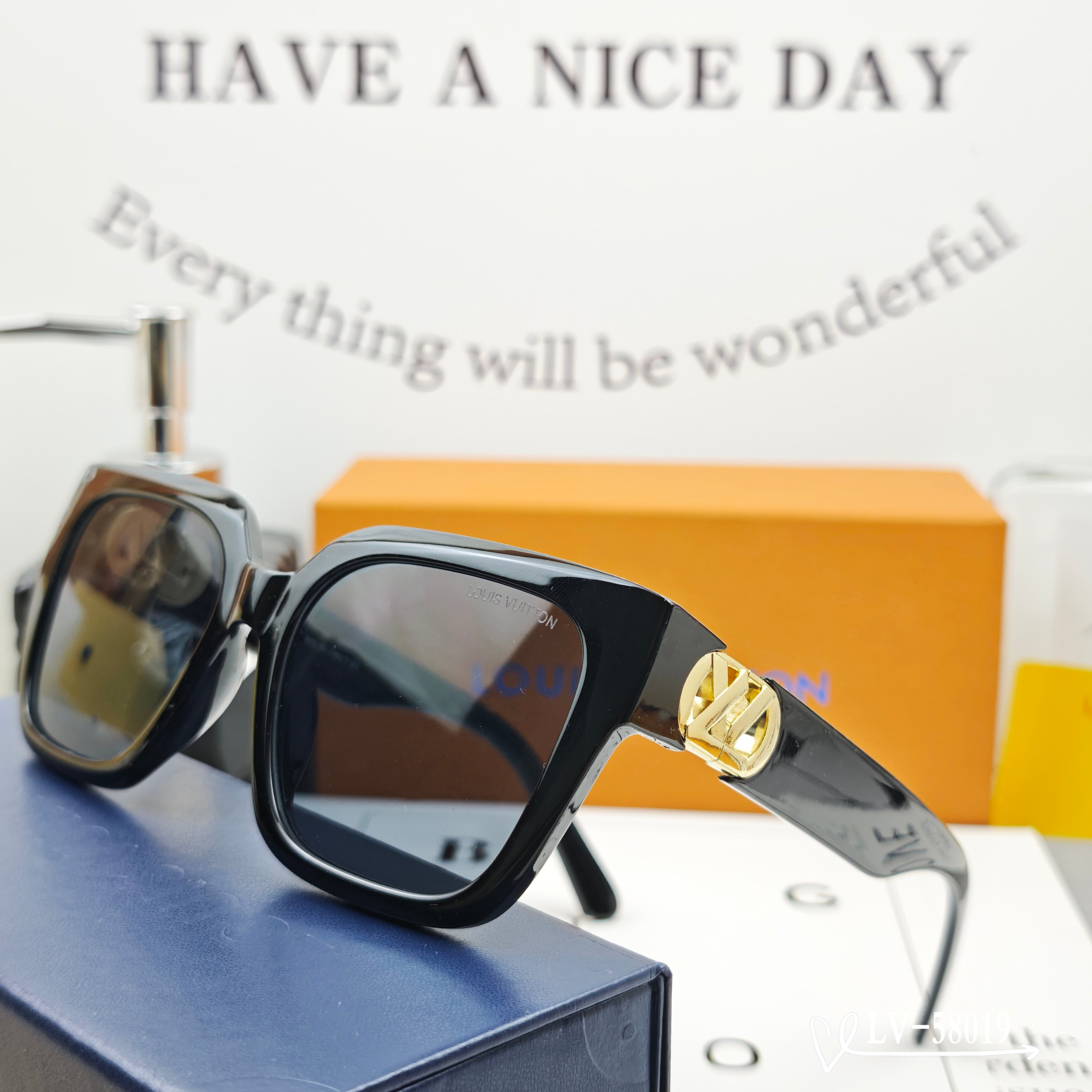   👓.【路易威登-LV】
         🕶.【宝丽来树脂镜片】
         ⭐️.【TR镜架