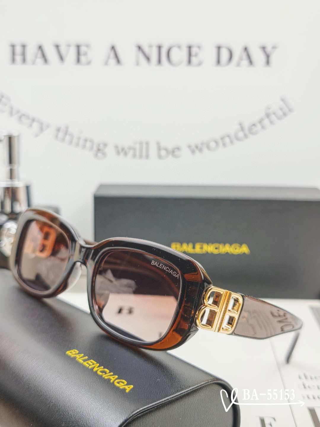   👓.【巴黎世家-Balenciaga】
         🕶.【宝丽来树脂镜片】
         