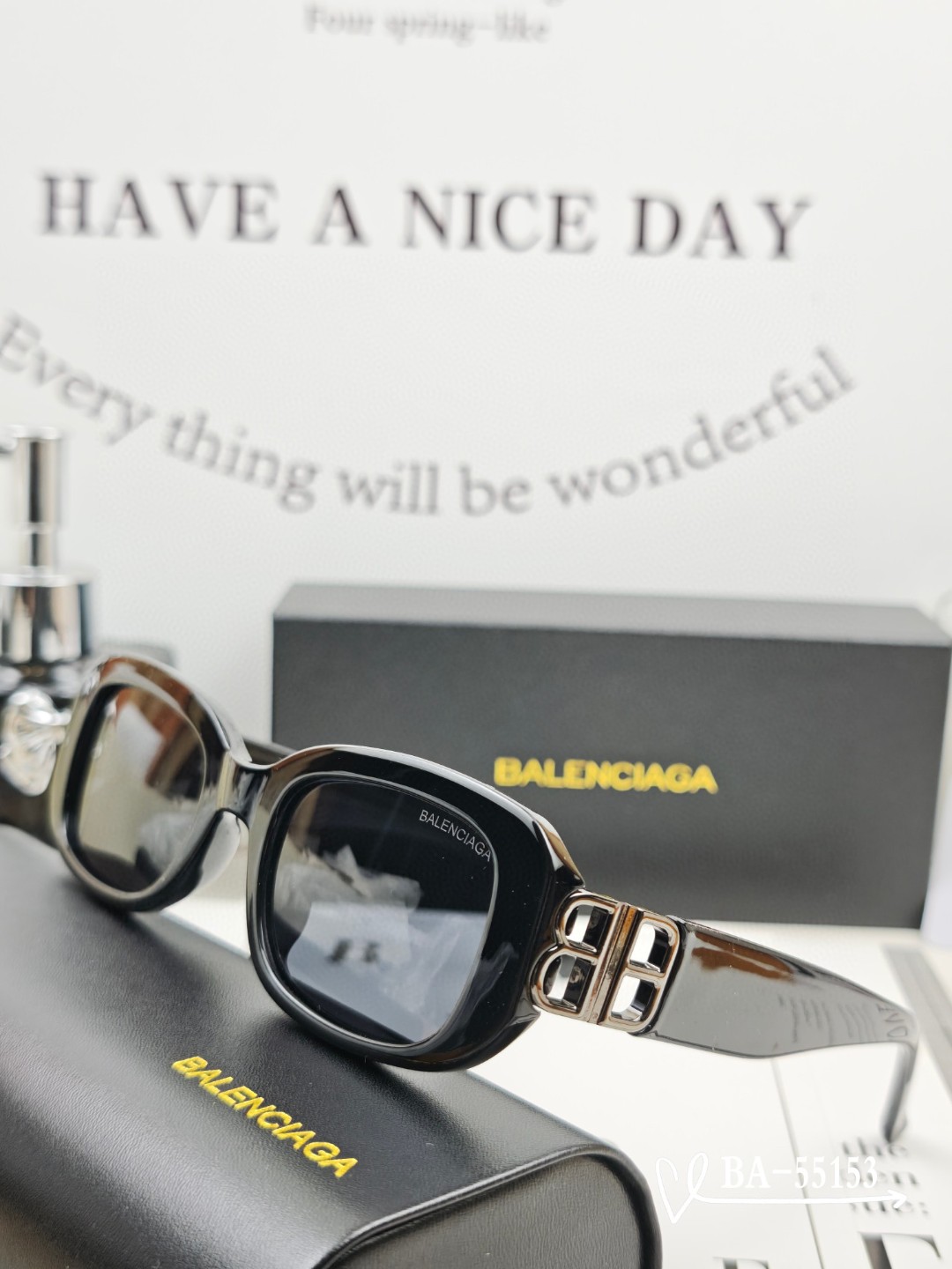   👓.【巴黎世家-Balenciaga】
         🕶.【宝丽来树脂镜片】
         