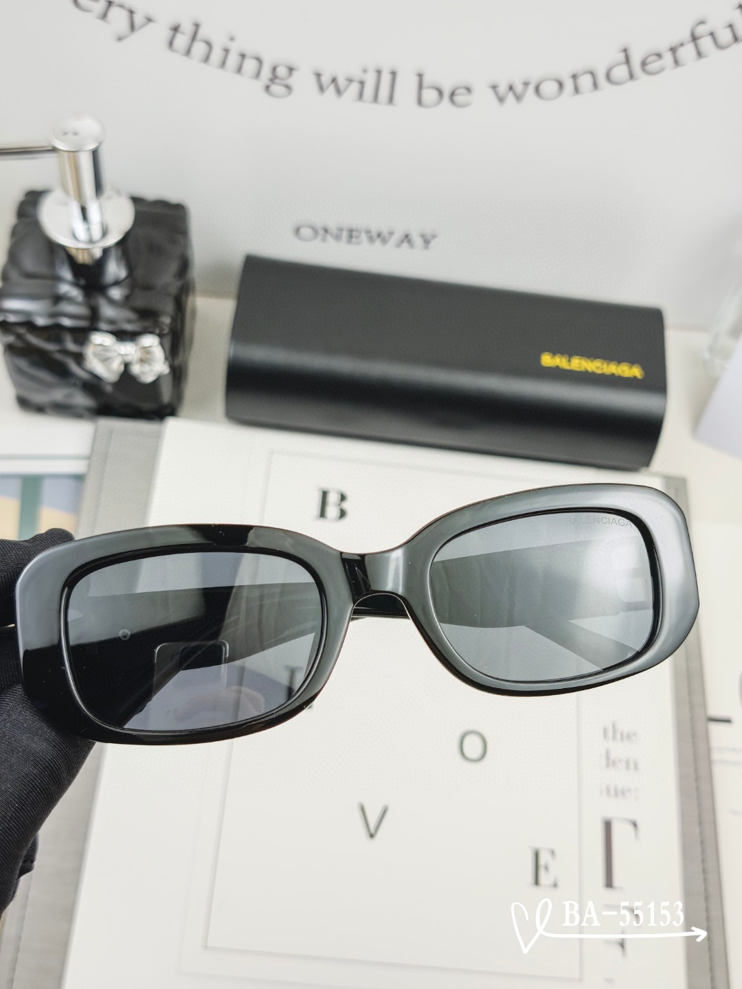   👓.【巴黎世家-Balenciaga】
         🕶.【宝丽来树脂镜片】
         