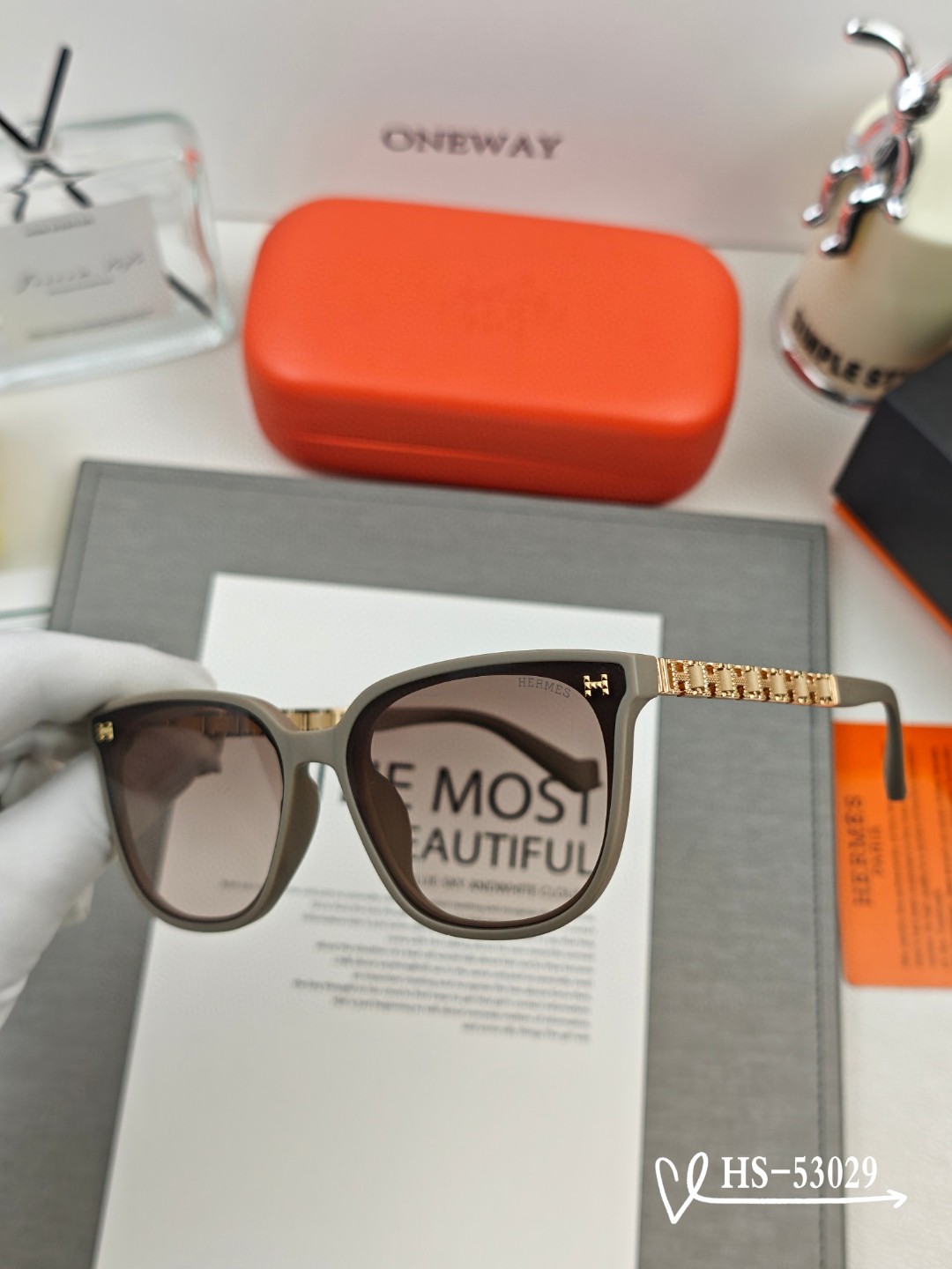    👓.【爱马仕-HERMES】
         🕶.【宝丽来树脂偏光镜片】
         ⭐️
