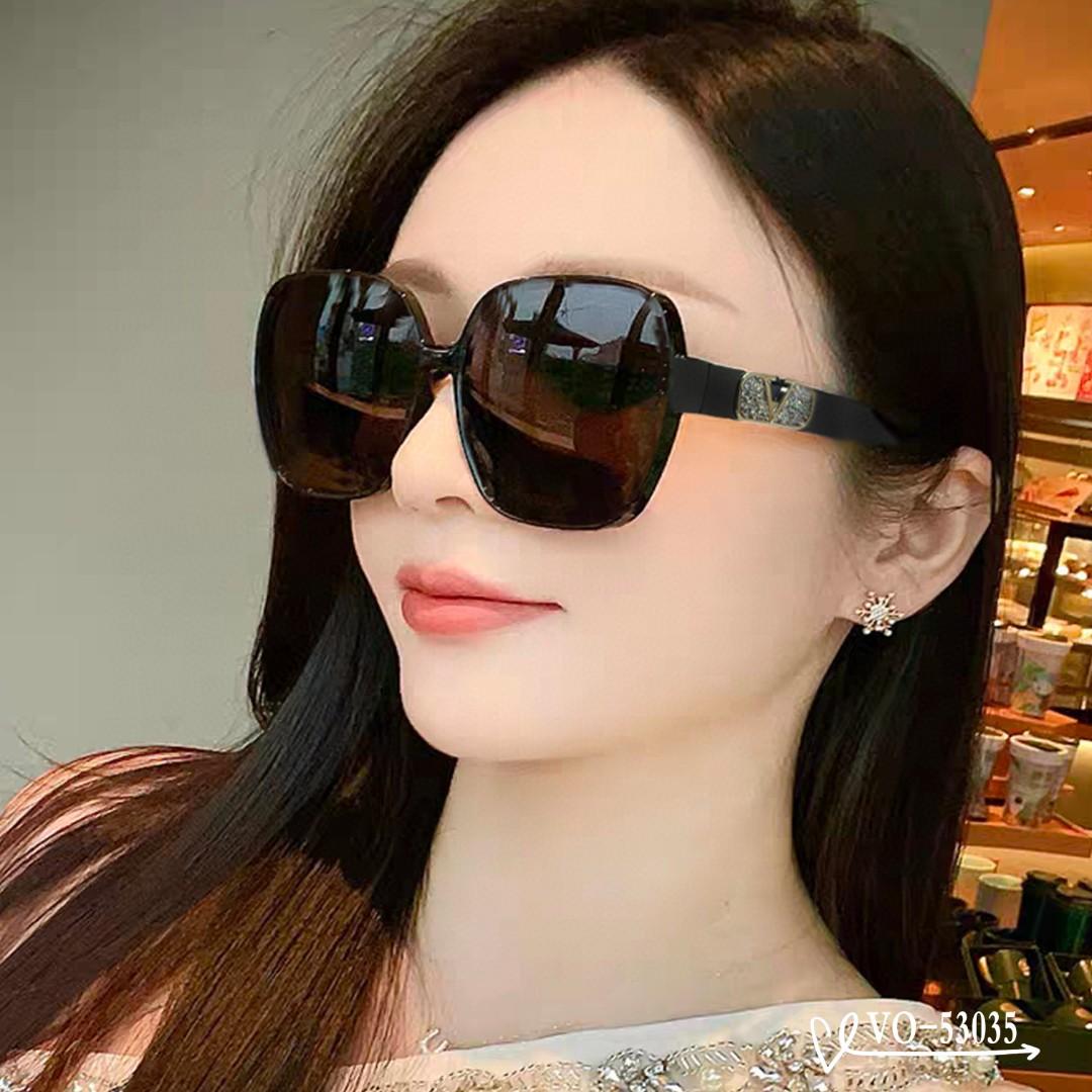 NO:248747,.【VALENTINO-Valentino】 .【Polaroid resin lens】 .【TR frame lightweight and comfortable to wear】 .【size-13-145】 .【New sunglasses reduce the burden of strong light, same style as celebrities, block harmful light and prevent radiation, essential products for travel and matching clothes, you can also use it when driving!  Lead the new fashion concept and don't let the sun disturb your interest. Model53035♀】Glasses, sunglasses, sunglasses, glasses, valentino, valentino19860909.【VALENTINO-华伦天奴】 .【宝丽来树脂镜片】 .【TR镜架轻便佩戴舒适】 .【size-13-145】 .【新款太阳镜减轻强光负担,明星同款,遮挡有害光线防辐射,出行旅游搭配衣服必备品,开车也可以用哦！引领时尚新概念,不让阳光打扰你的兴致.Model53035♀】眼镜墨镜太阳镜,眼镜,valentino,valentino,glasses