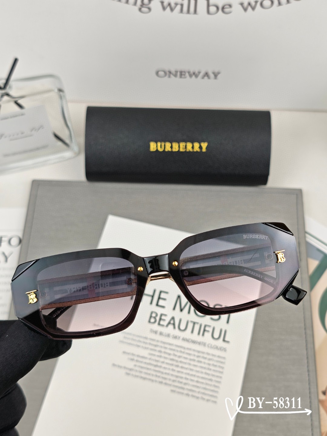   👓.【Burberry-巴宝莉】
         🕶.【宝丽来树脂偏光镜片】
         ⭐