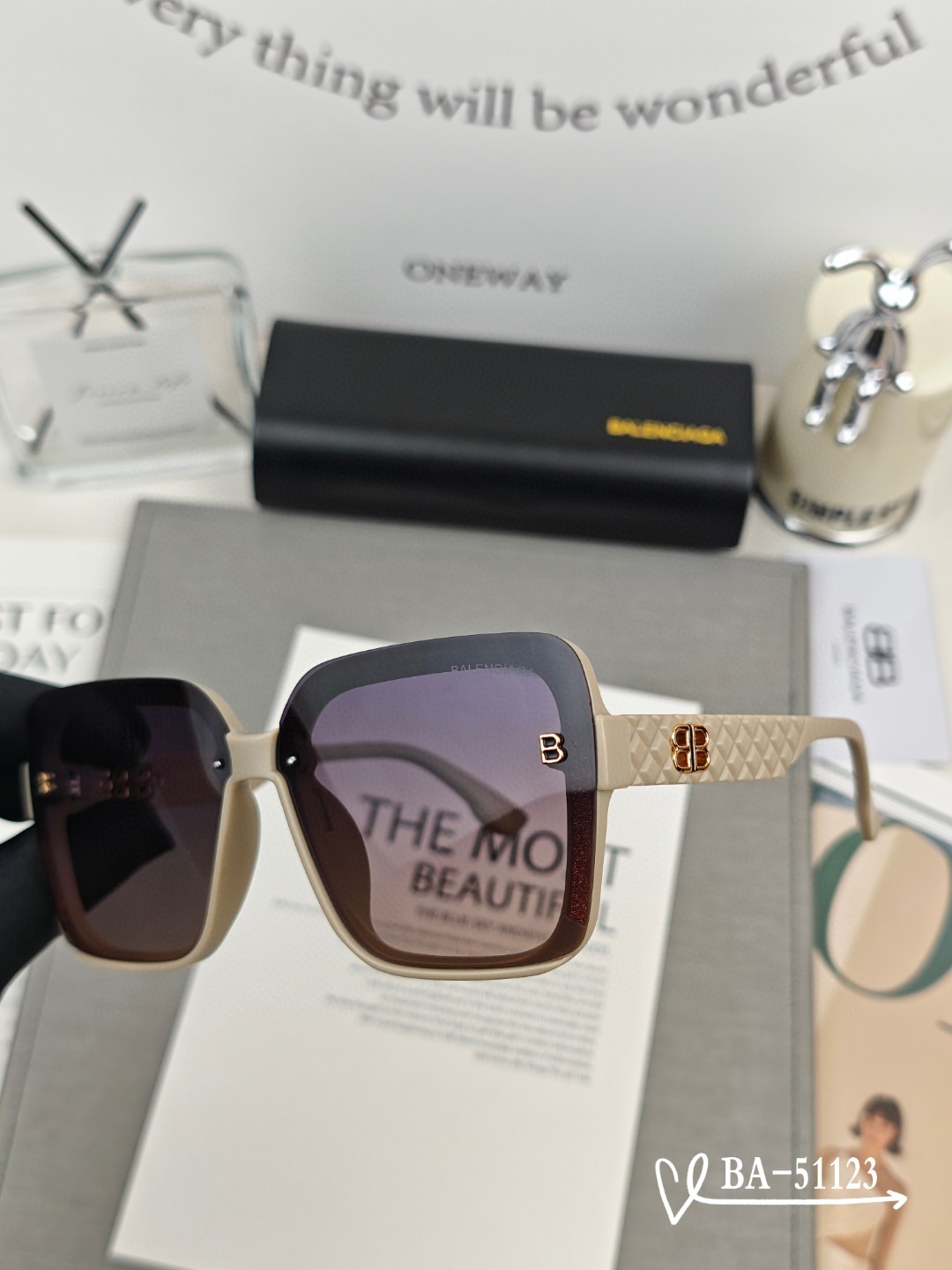   👓.【巴黎世家-Balenciaga】
         🕶.【宝丽来树脂镜片】
         