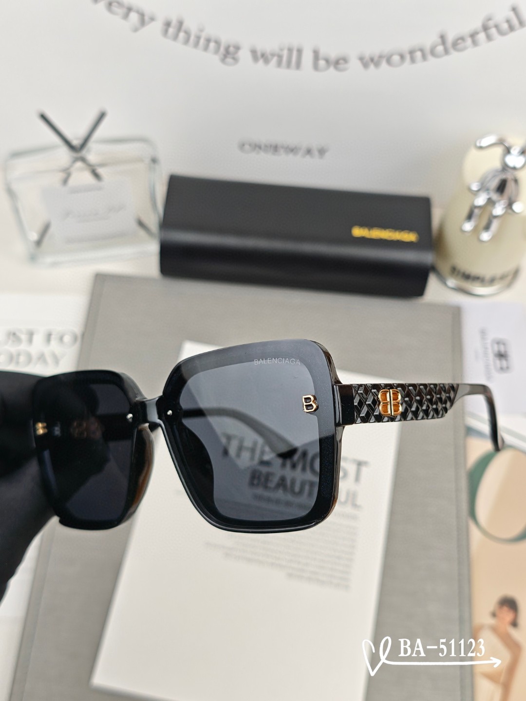   👓.【巴黎世家-Balenciaga】
         🕶.【宝丽来树脂镜片】
         