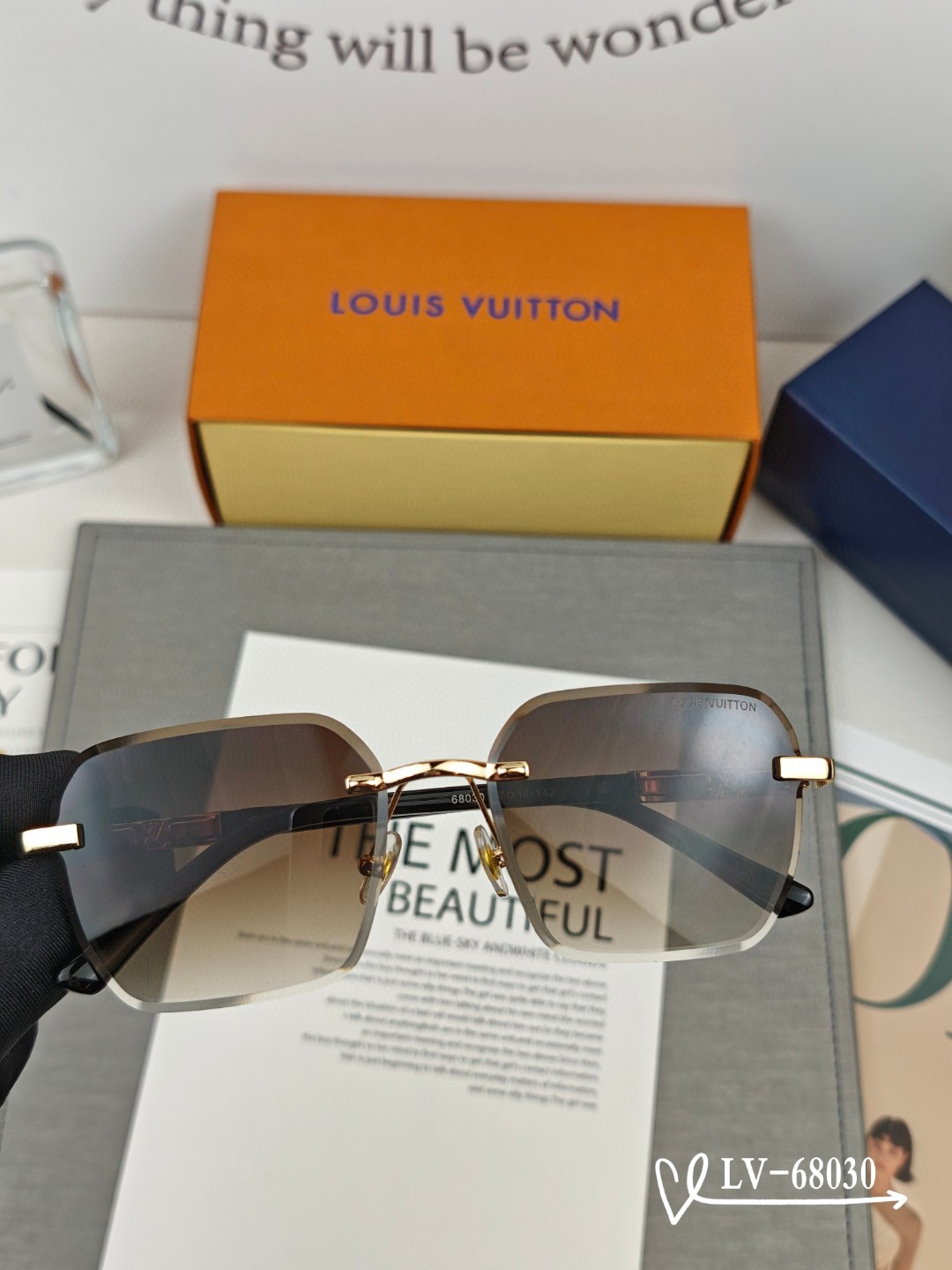    👓.【LV-路易威登】
         🕶️.【宝丽来树脂偏光镜片】
         ⭐️.【