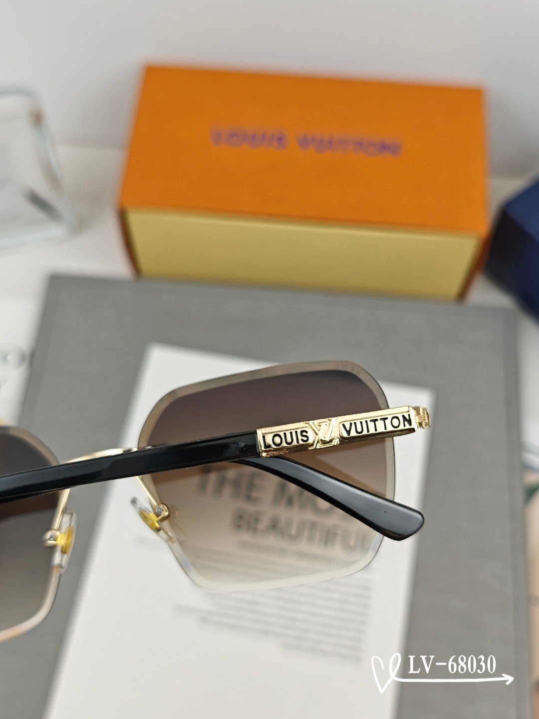    👓.【LV-路易威登】
         🕶️.【宝丽来树脂偏光镜片】
         ⭐️.【