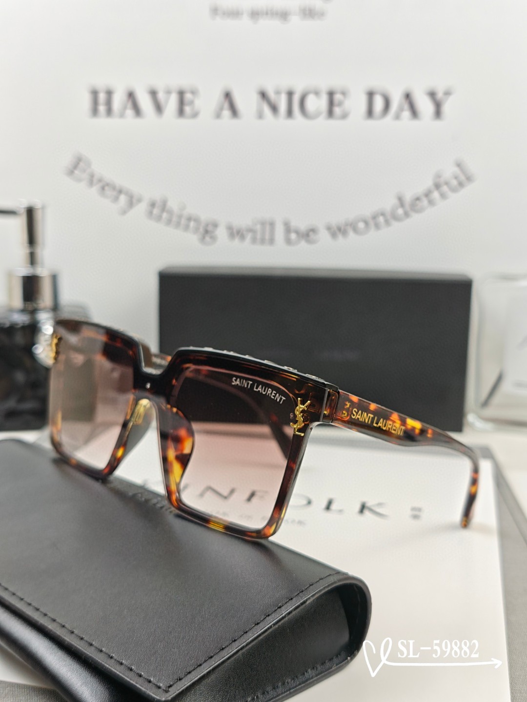   👓.【圣罗兰-ysl】
         🕶.【宝丽来树脂高清镜片】
         ⭐️ .【T