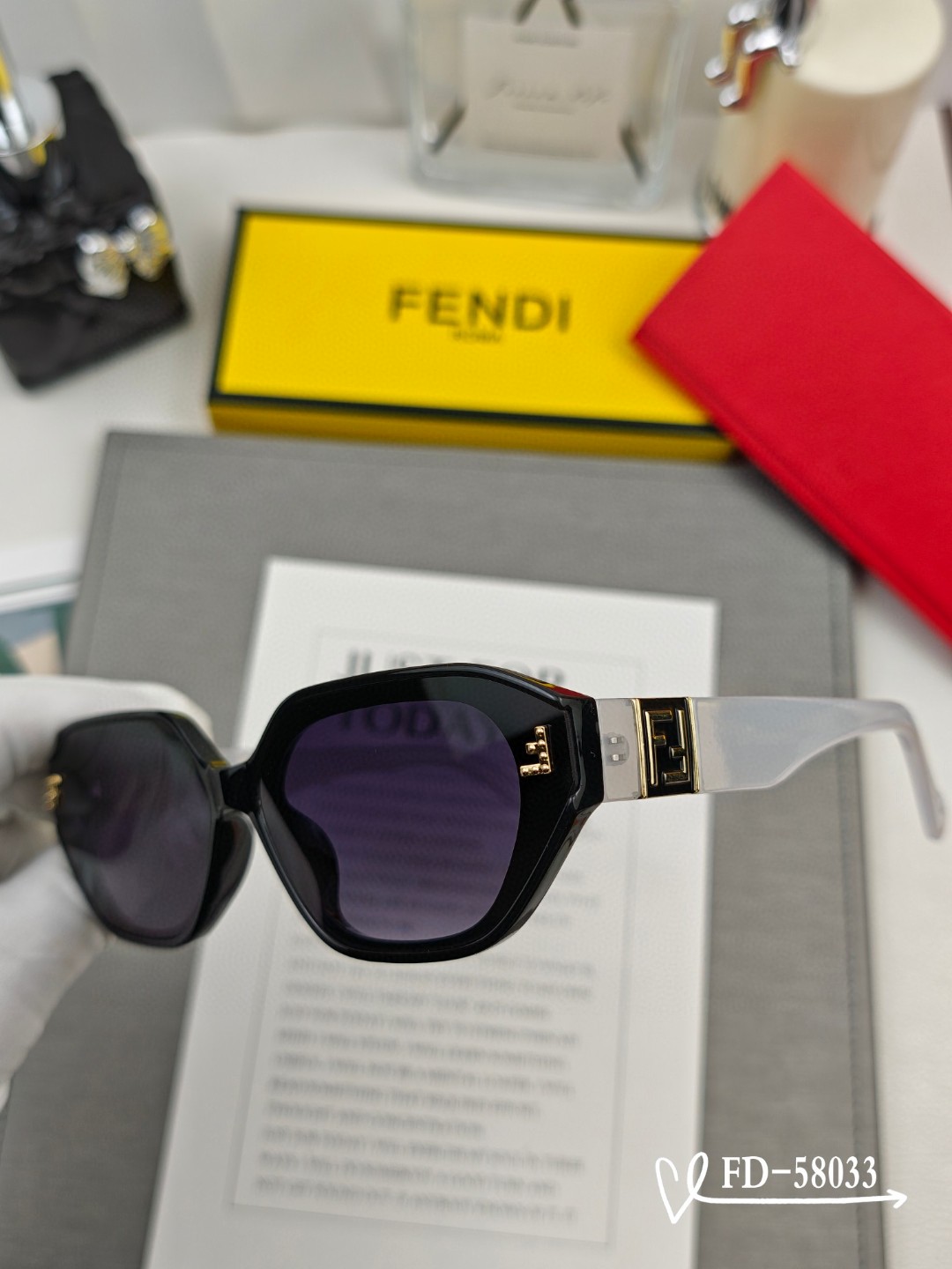   👓.【意大利芬迪-FENDI】
         🕶.【宝丽来树脂偏光镜片】
         ⭐️