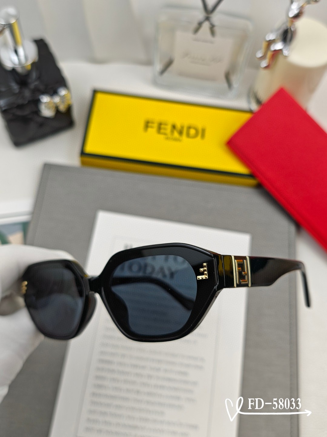   👓.【意大利芬迪-FENDI】
         🕶.【宝丽来树脂偏光镜片】
         ⭐️