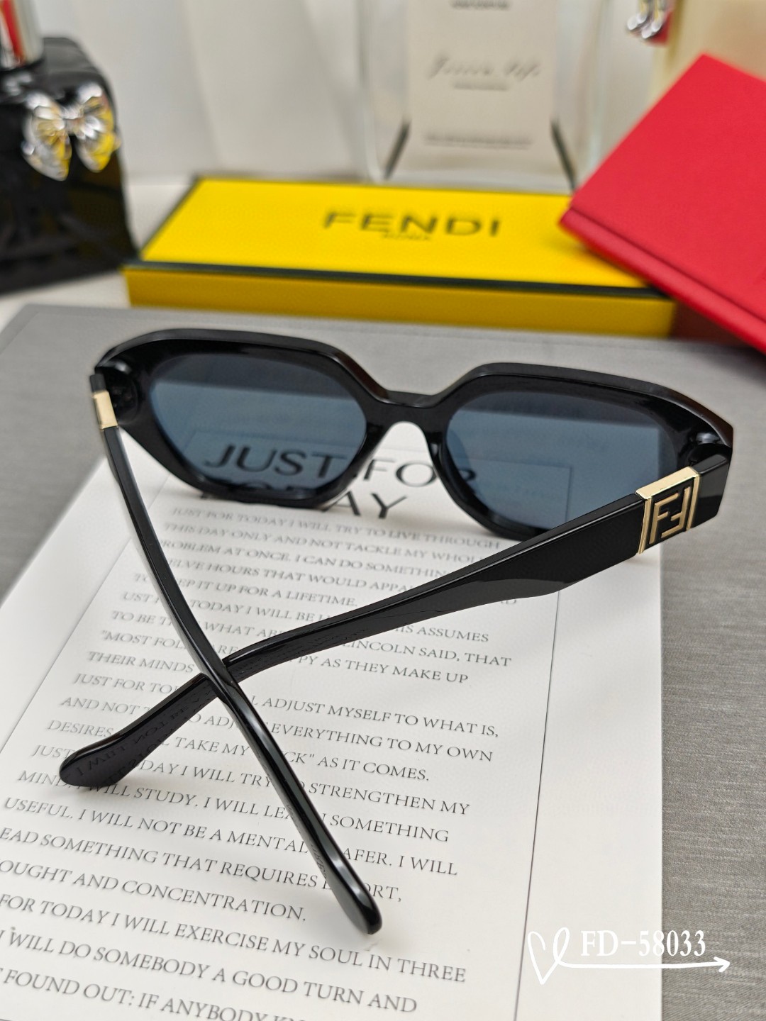   👓.【意大利芬迪-FENDI】
         🕶.【宝丽来树脂偏光镜片】
         ⭐️