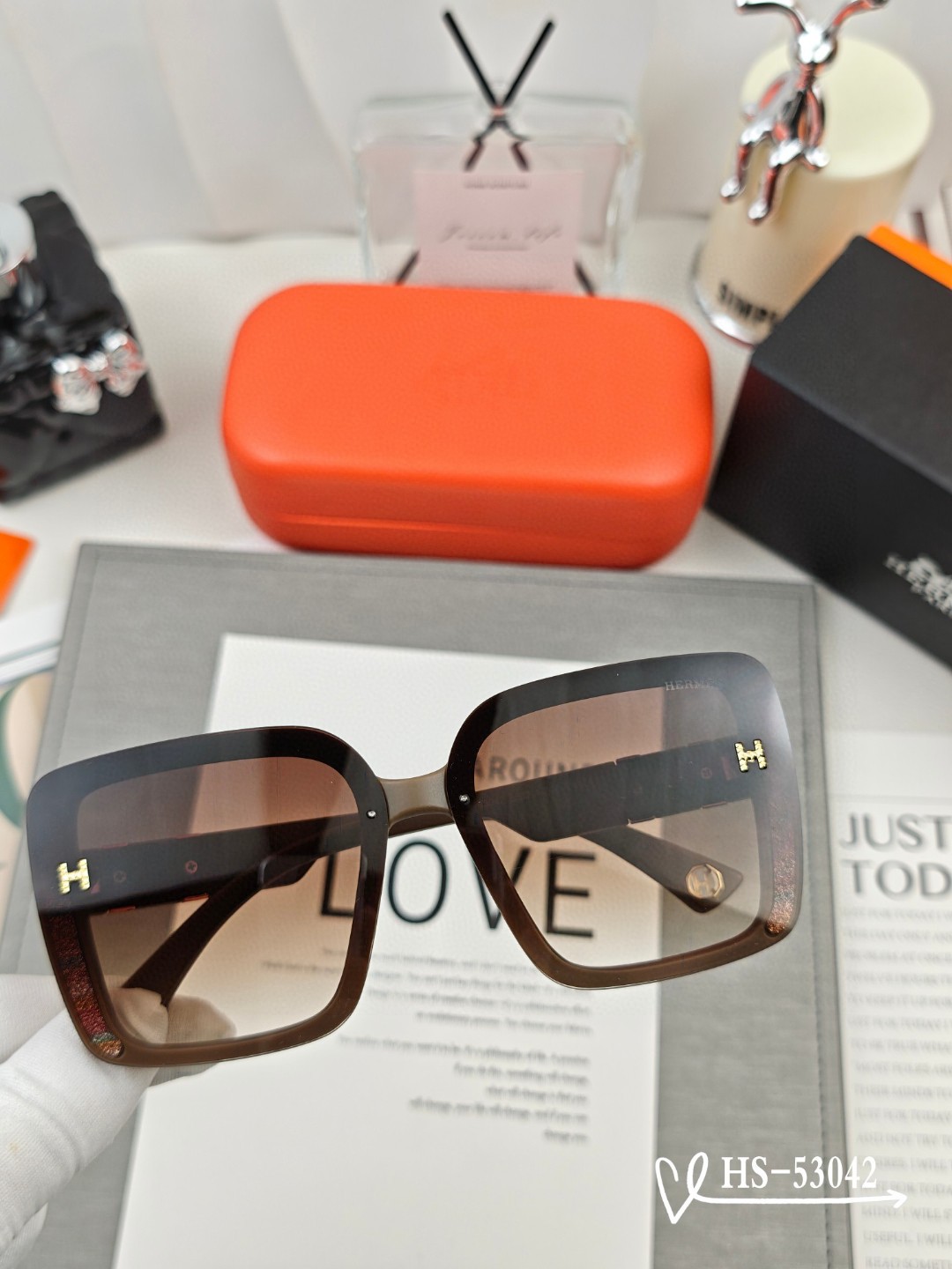    👓.【爱马仕-HERMES】
         🕶.【宝丽来树脂偏光镜片】
         ⭐️
