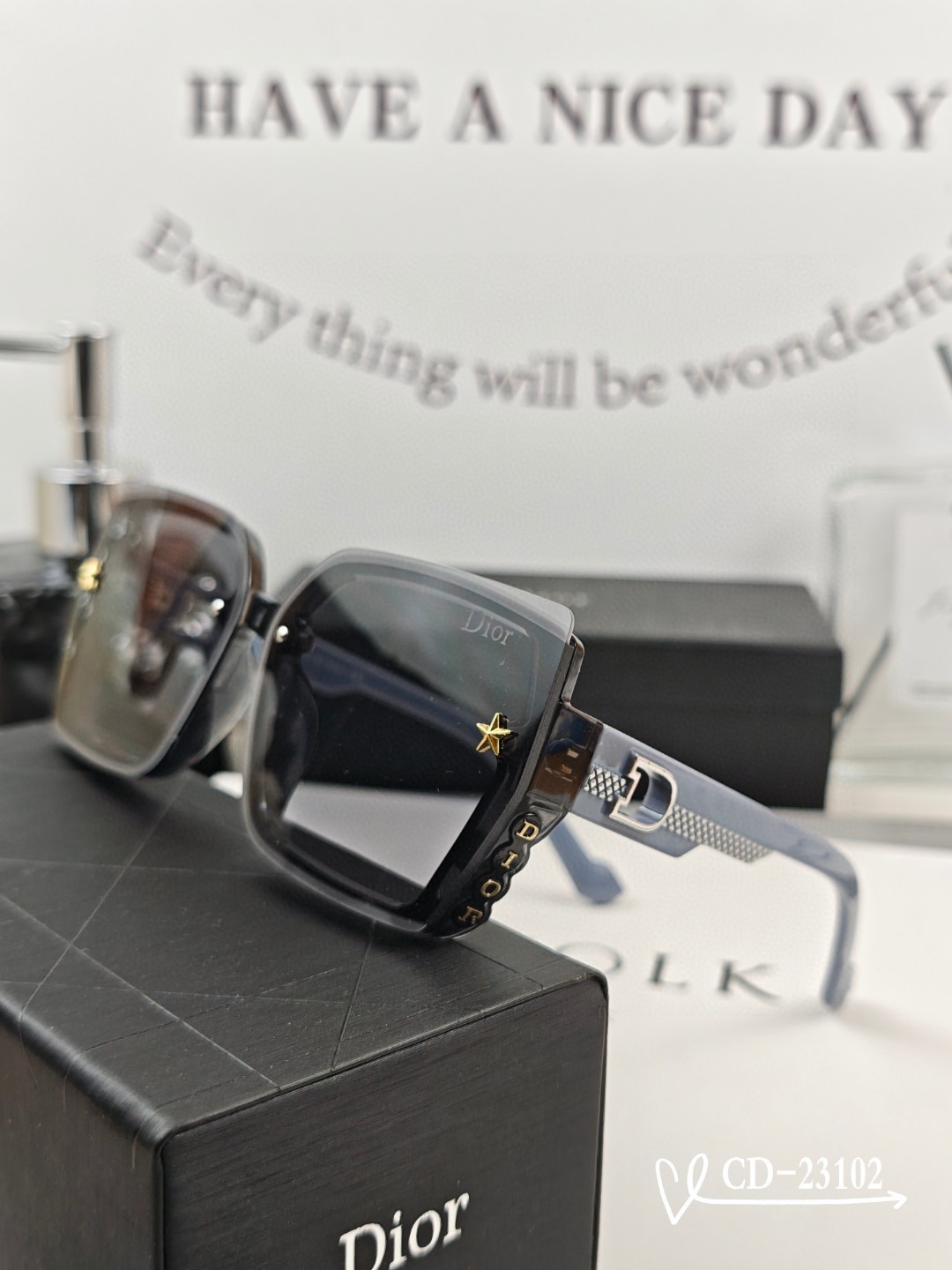    👓.【法国迪奥-DIOR】
         🕶️.【宝丽来树脂偏光镜片】
         ⭐️