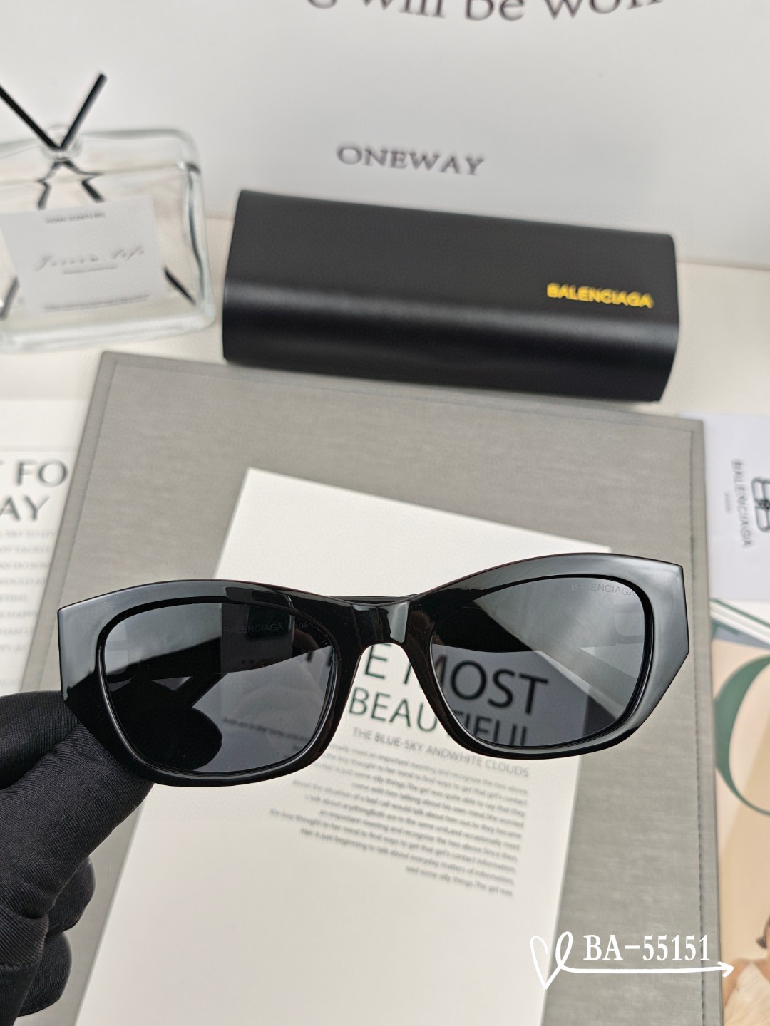   👓.【巴黎世家-Balenciaga】
         🕶.【宝丽来树脂镜片】
         