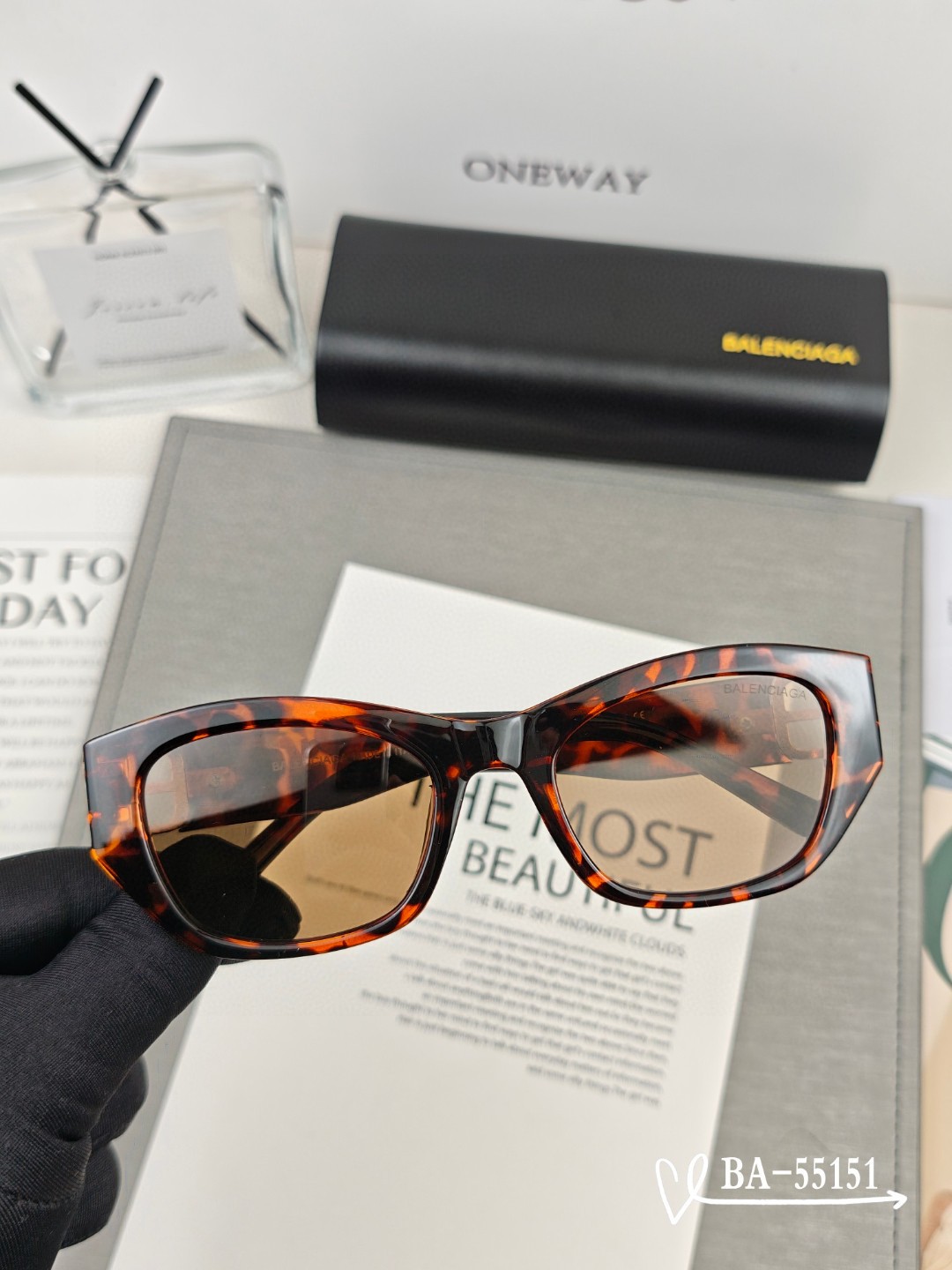   👓.【巴黎世家-Balenciaga】
         🕶.【宝丽来树脂镜片】
         