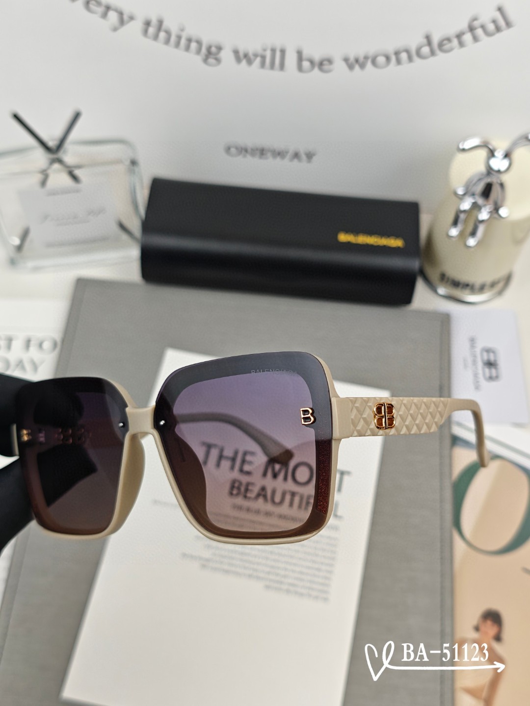   👓.【巴黎世家-Balenciaga】
         🕶.【宝丽来树脂镜片】
         