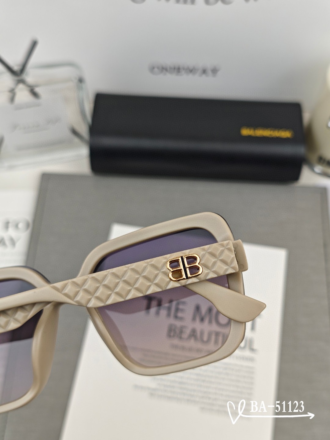   👓.【巴黎世家-Balenciaga】
         🕶.【宝丽来树脂镜片】
         
