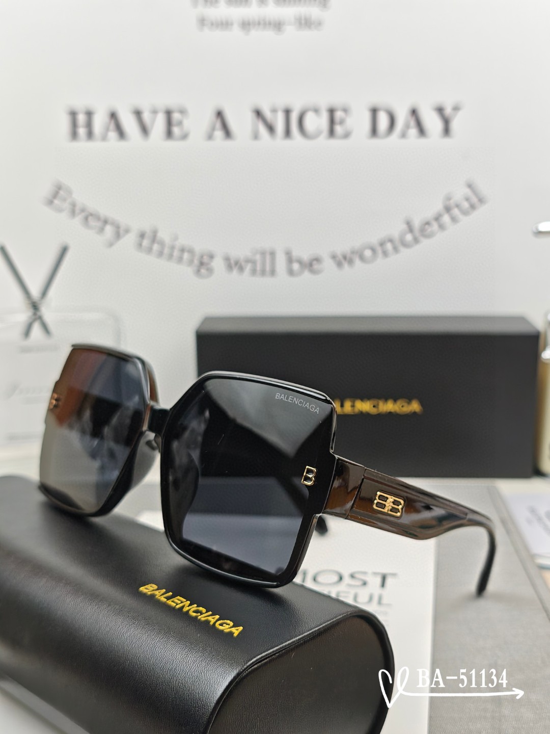   👓.【巴黎世家-Balenciaga】
         🕶.【宝丽来树脂镜片】
         