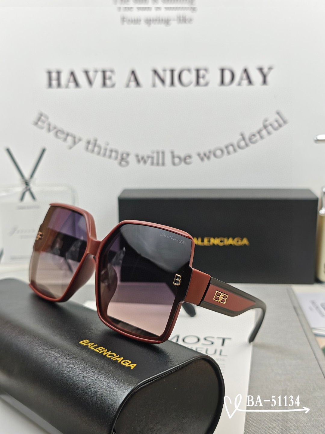   👓.【巴黎世家-Balenciaga】
         🕶.【宝丽来树脂镜片】
         