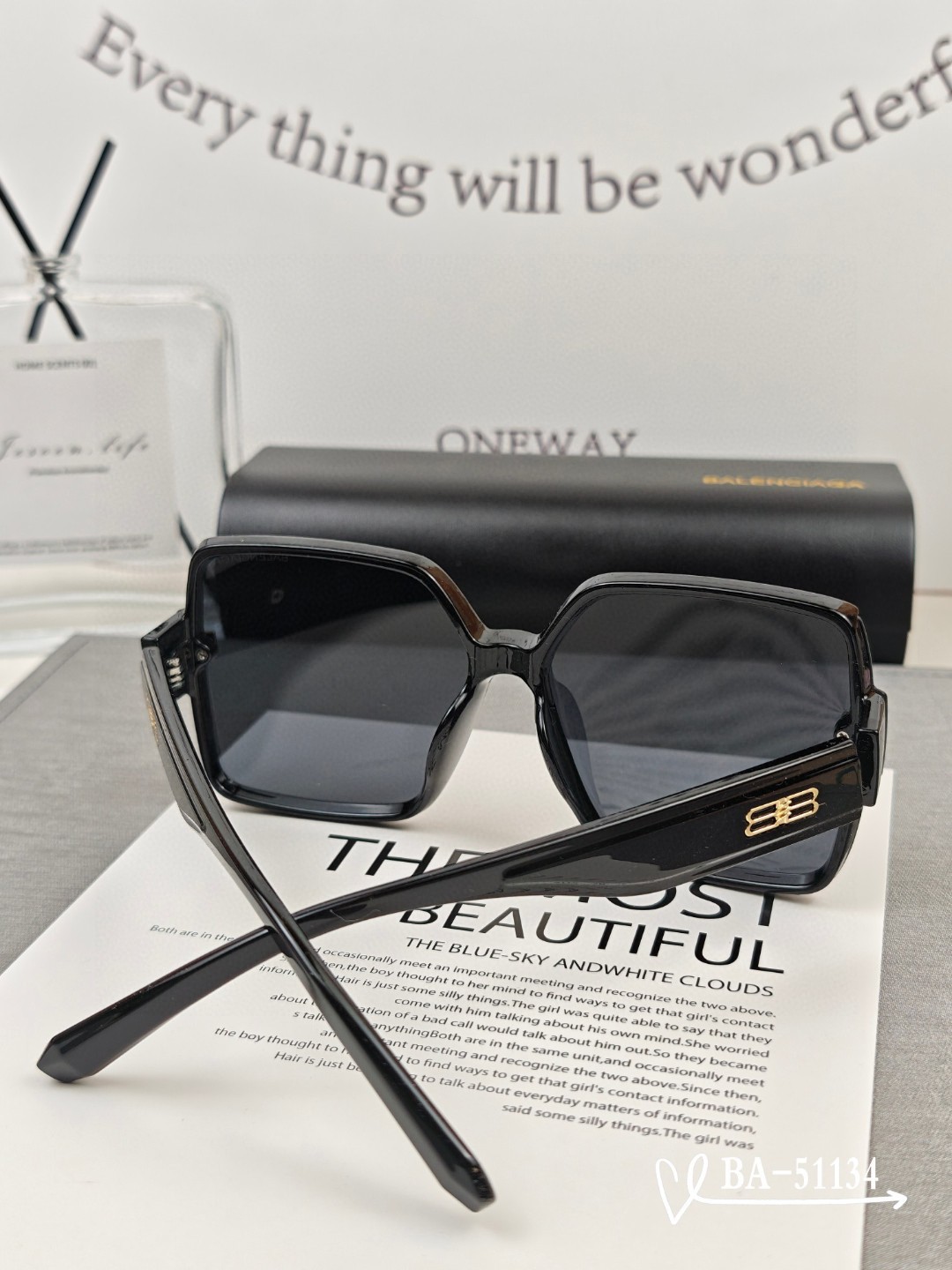   👓.【巴黎世家-Balenciaga】
         🕶.【宝丽来树脂镜片】
         