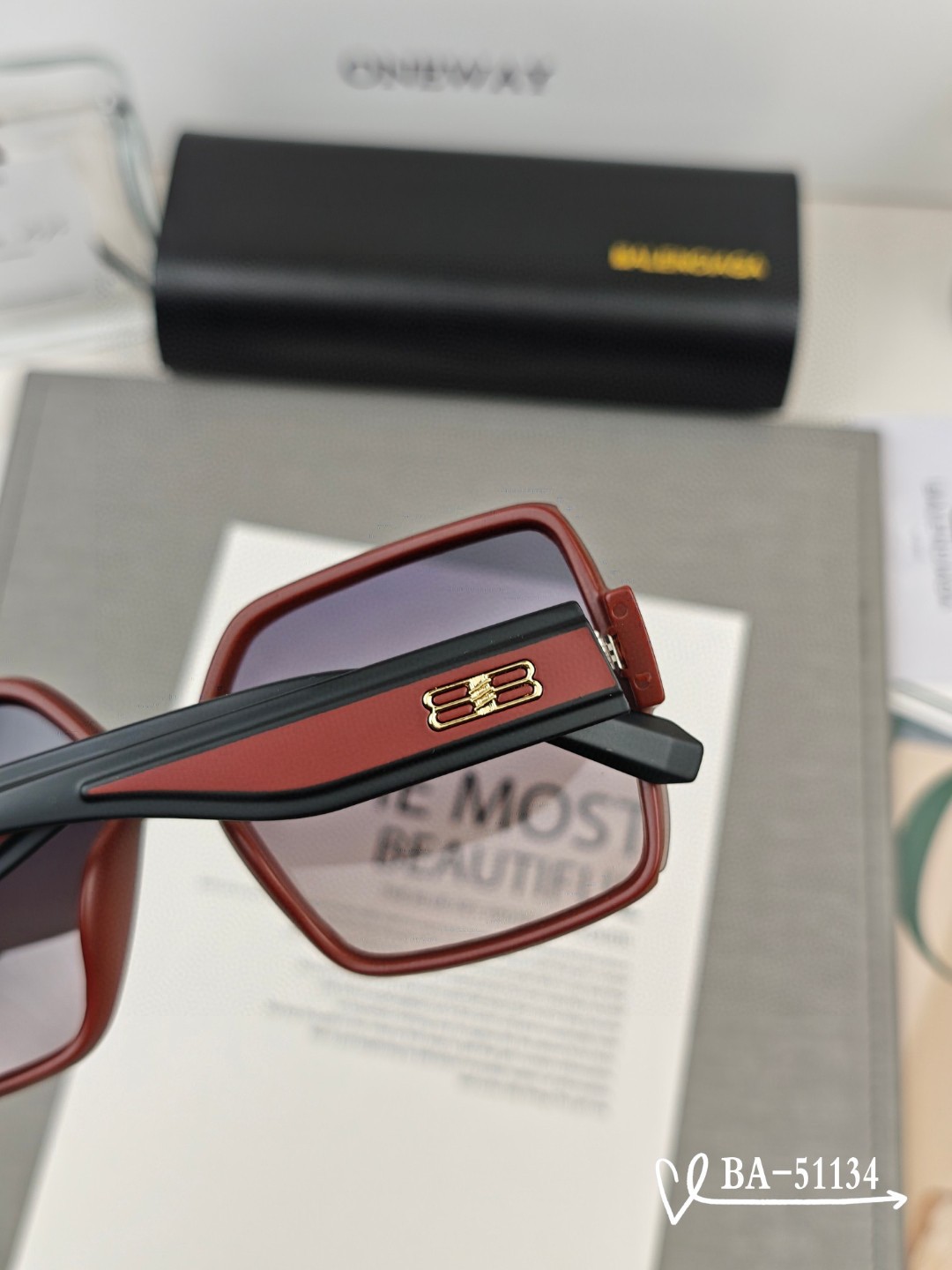  👓.【巴黎世家-Balenciaga】
         🕶.【宝丽来树脂镜片】
         