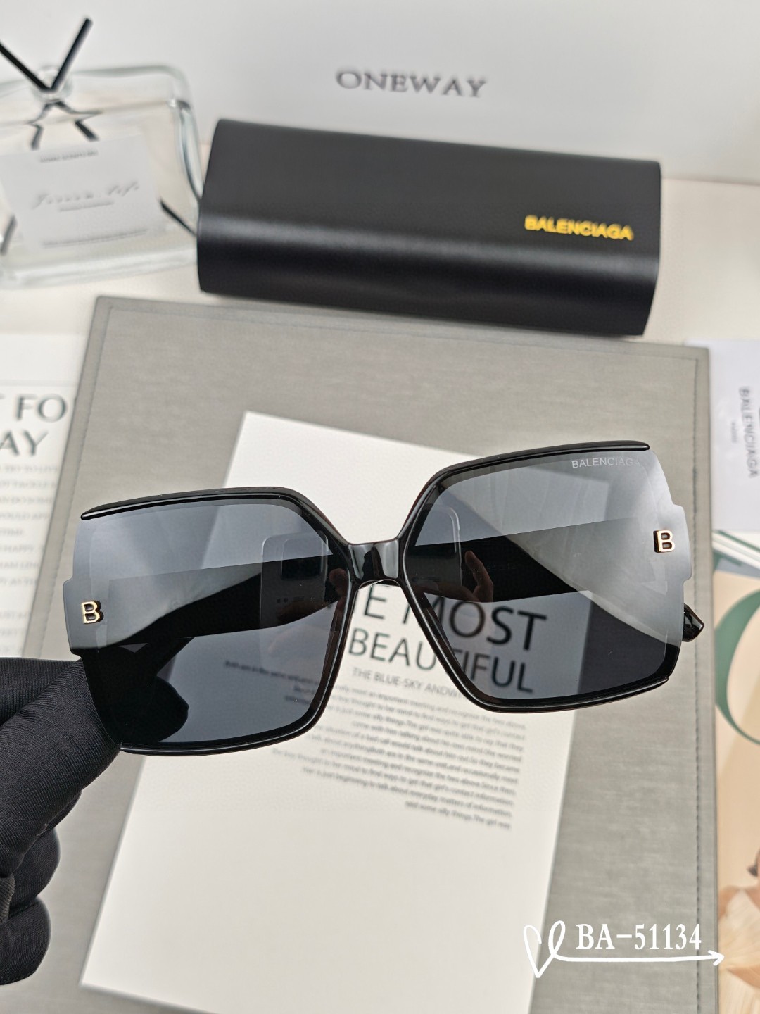  👓.【巴黎世家-Balenciaga】
         🕶.【宝丽来树脂镜片】
         
