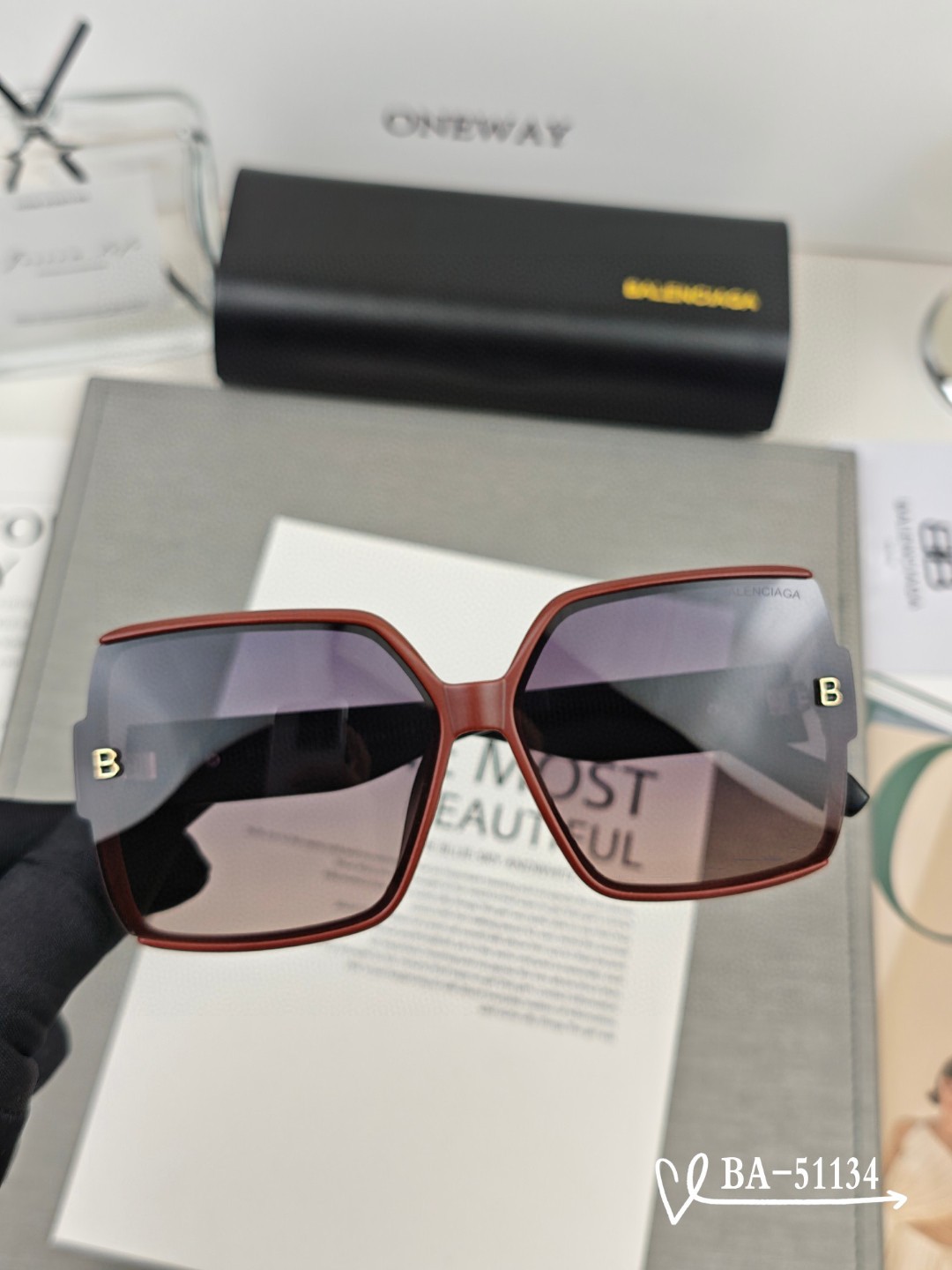   👓.【巴黎世家-Balenciaga】
         🕶.【宝丽来树脂镜片】
         