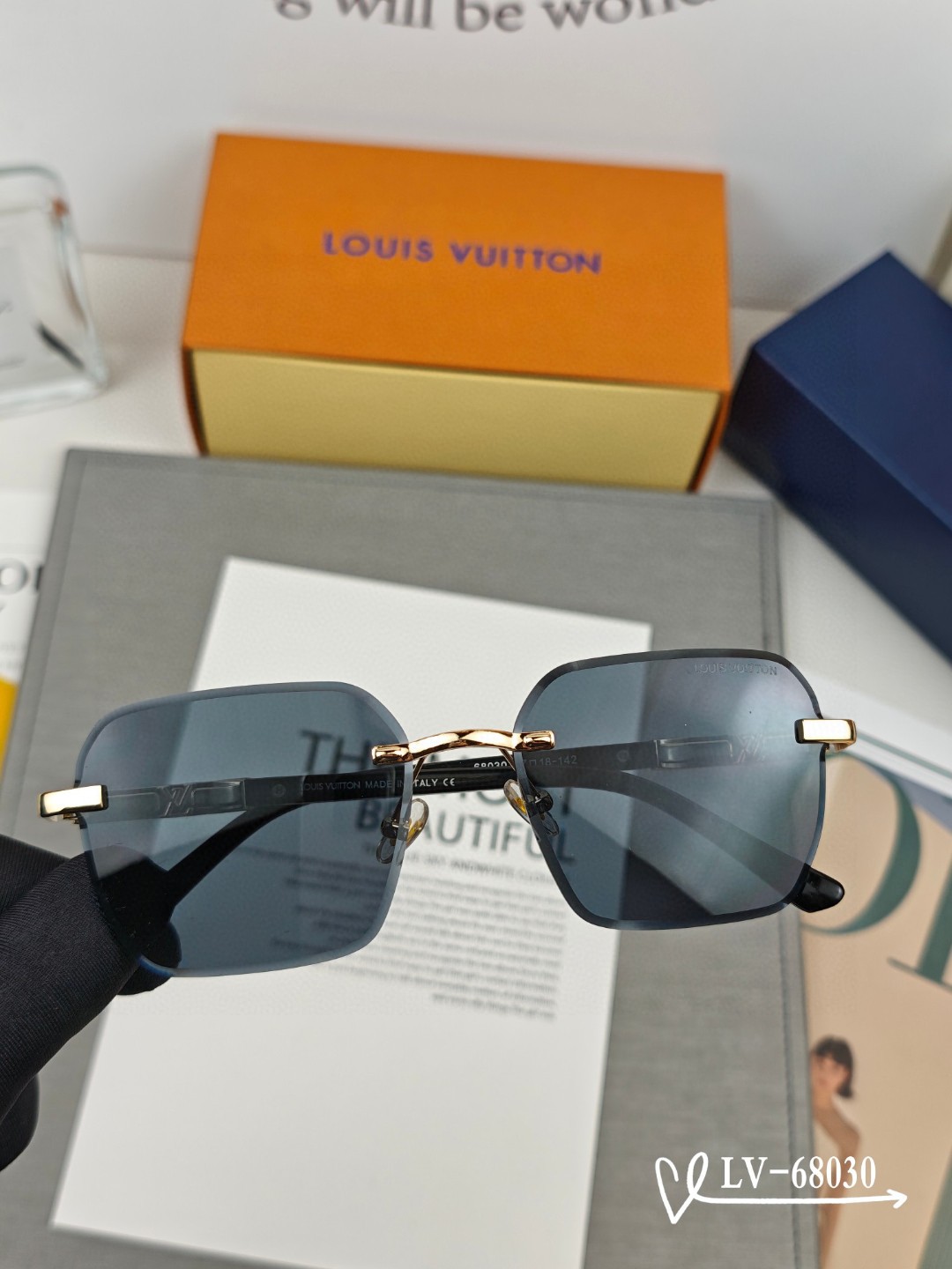    👓.【LV-路易威登】
         🕶️.【宝丽来树脂偏光镜片】
         ⭐️.【