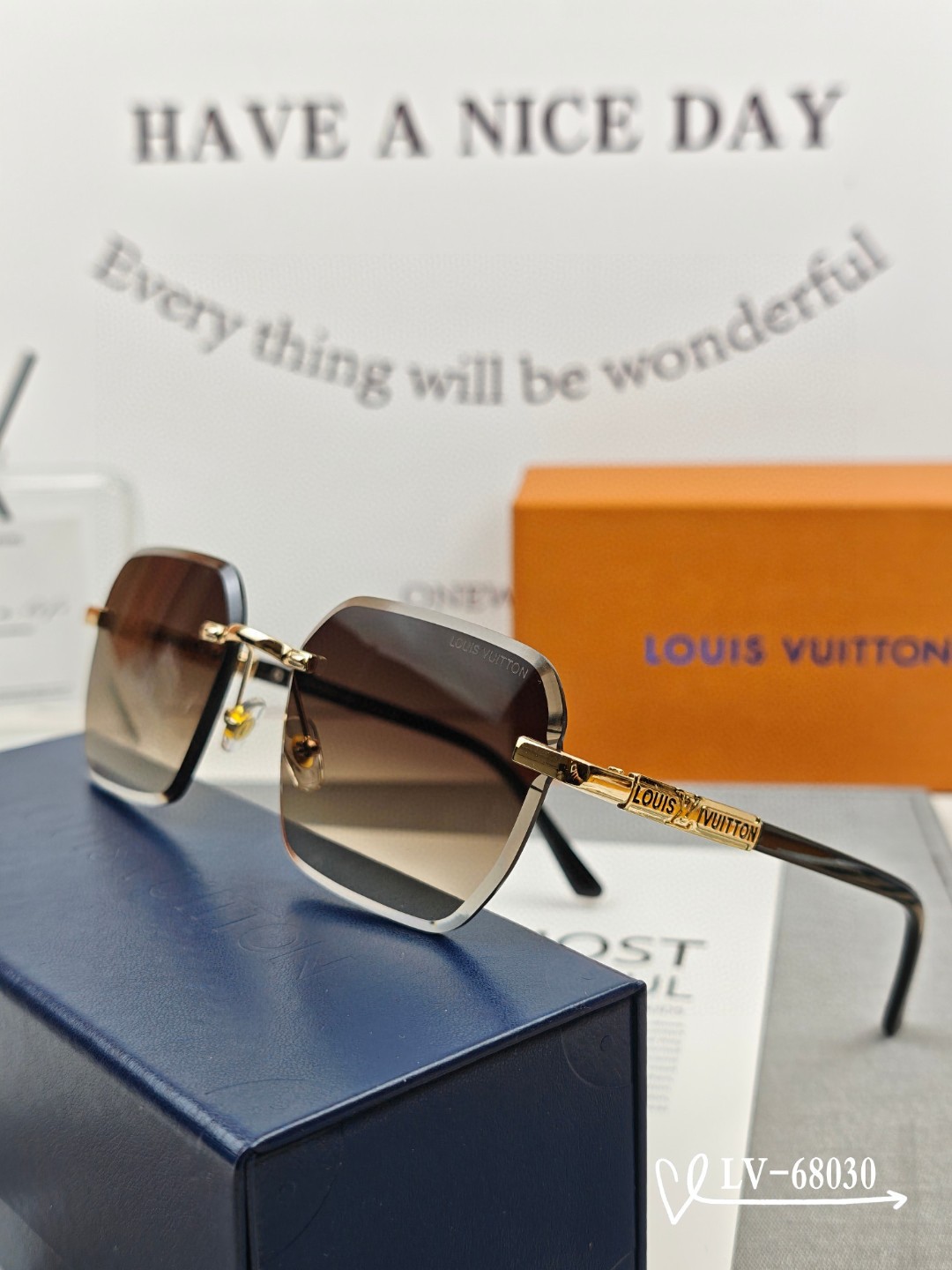    👓.【LV-路易威登】
         🕶️.【宝丽来树脂偏光镜片】
         ⭐️.【