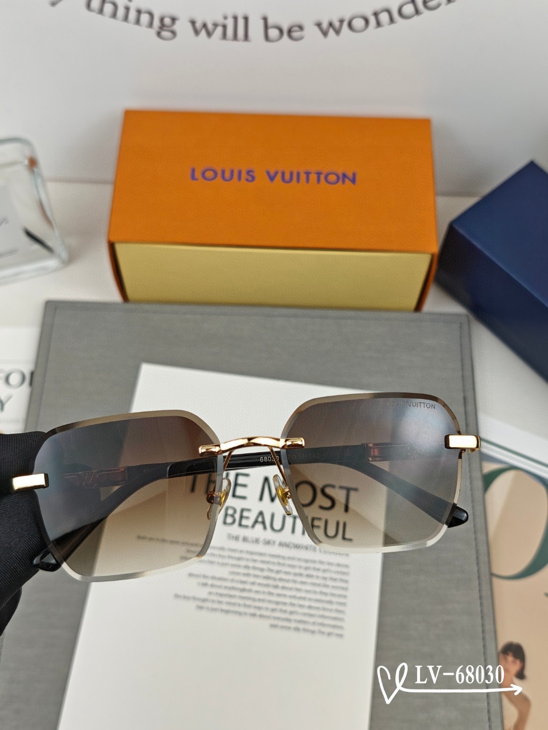    👓.【LV-路易威登】
         🕶️.【宝丽来树脂偏光镜片】
         ⭐️.【