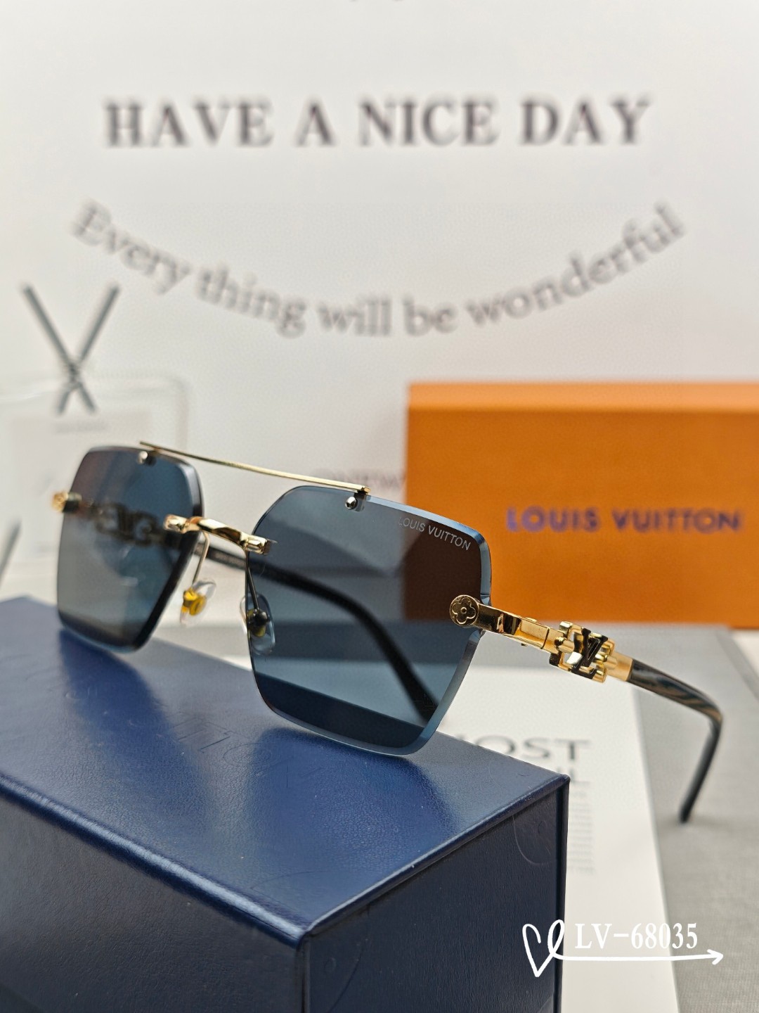    👓.【LV-路易威登】
         🕶️.【宝丽来树脂偏光镜片】
         ⭐️.【