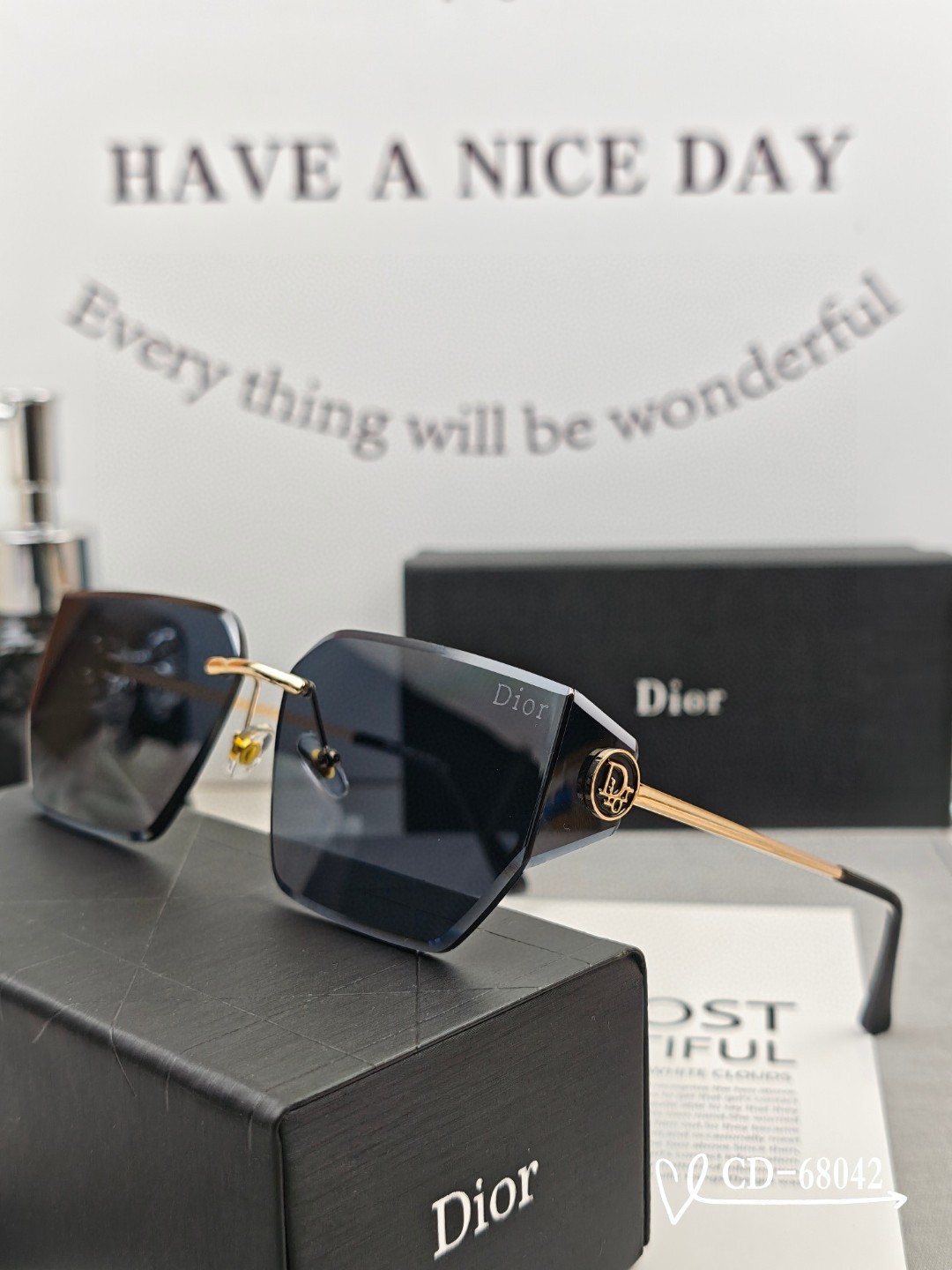    👓.【Dior-法国迪奥】
         🕶️.【宝丽来树脂偏光镜片】
         ⭐️
