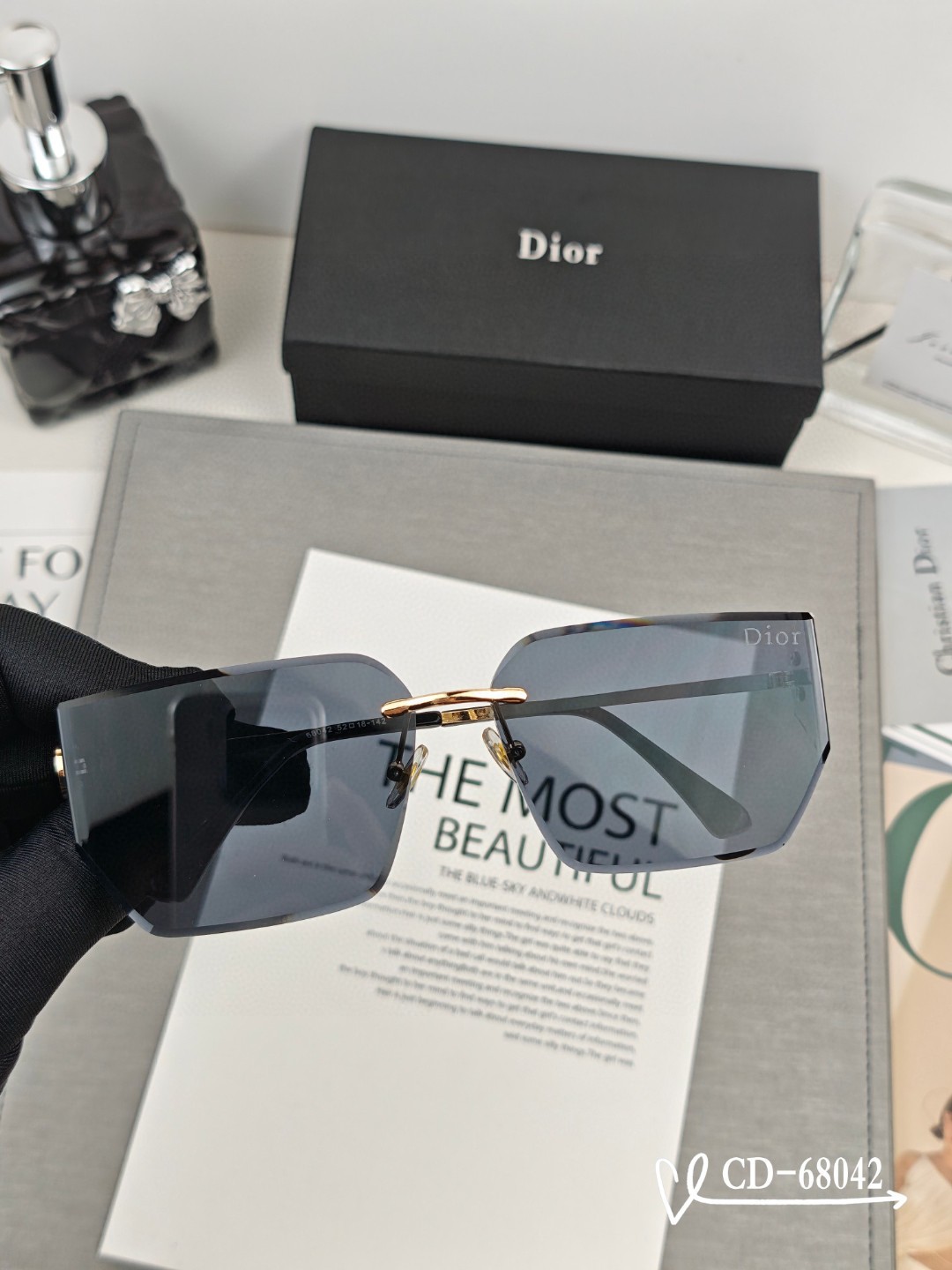    👓.【Dior-法国迪奥】
         🕶️.【宝丽来树脂偏光镜片】
         ⭐️