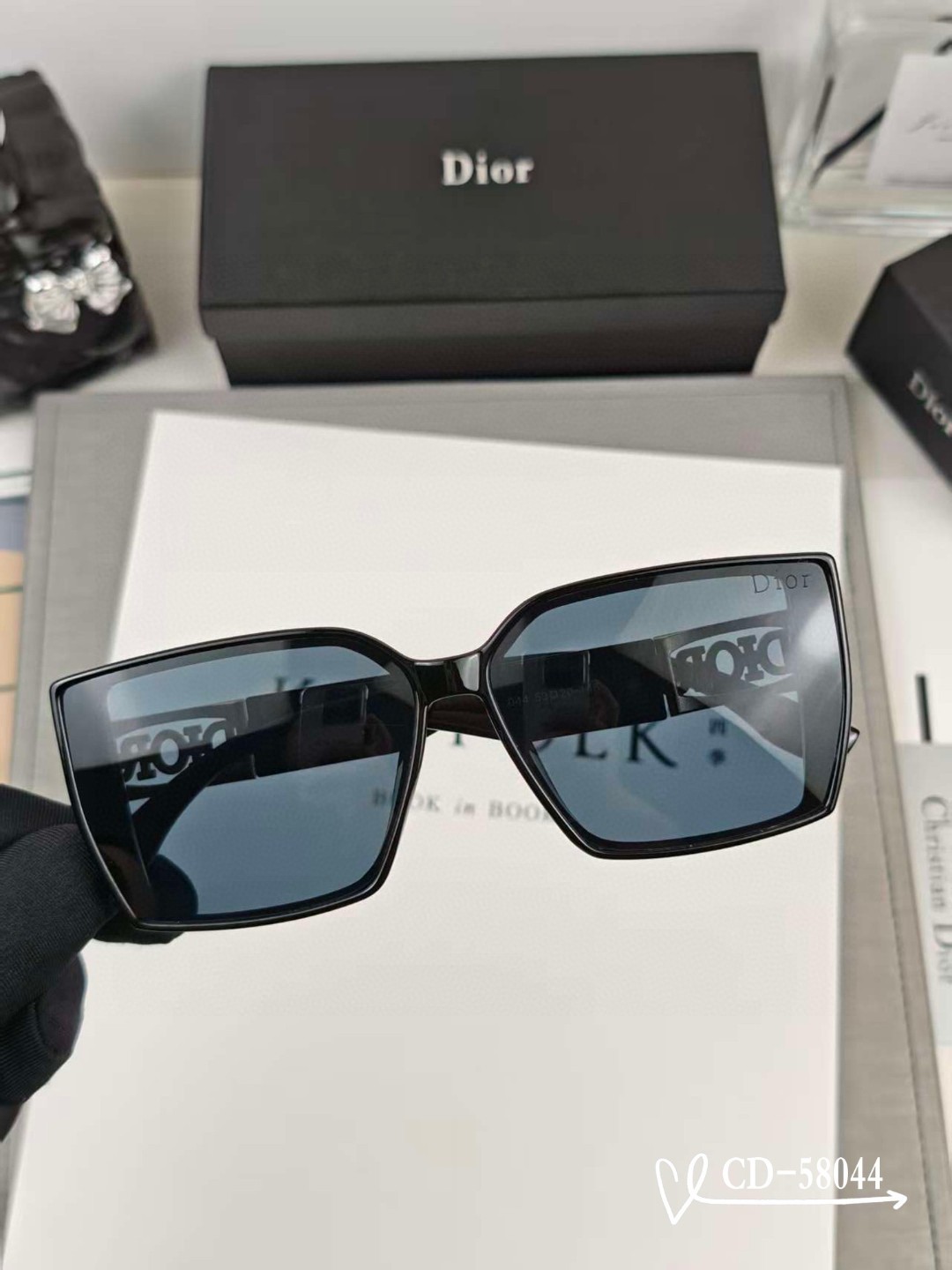    👓.【法国迪奥-DIOR】
         🕶️.【宝丽来树脂偏光镜片】
         ⭐️