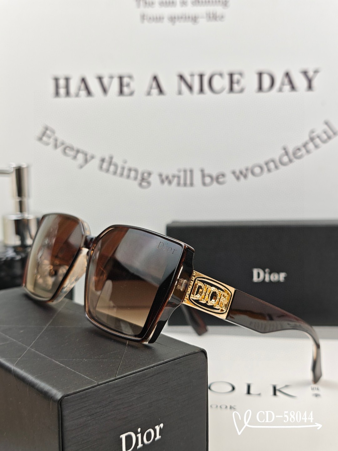    👓.【法国迪奥-DIOR】
         🕶️.【宝丽来树脂偏光镜片】
         ⭐️
