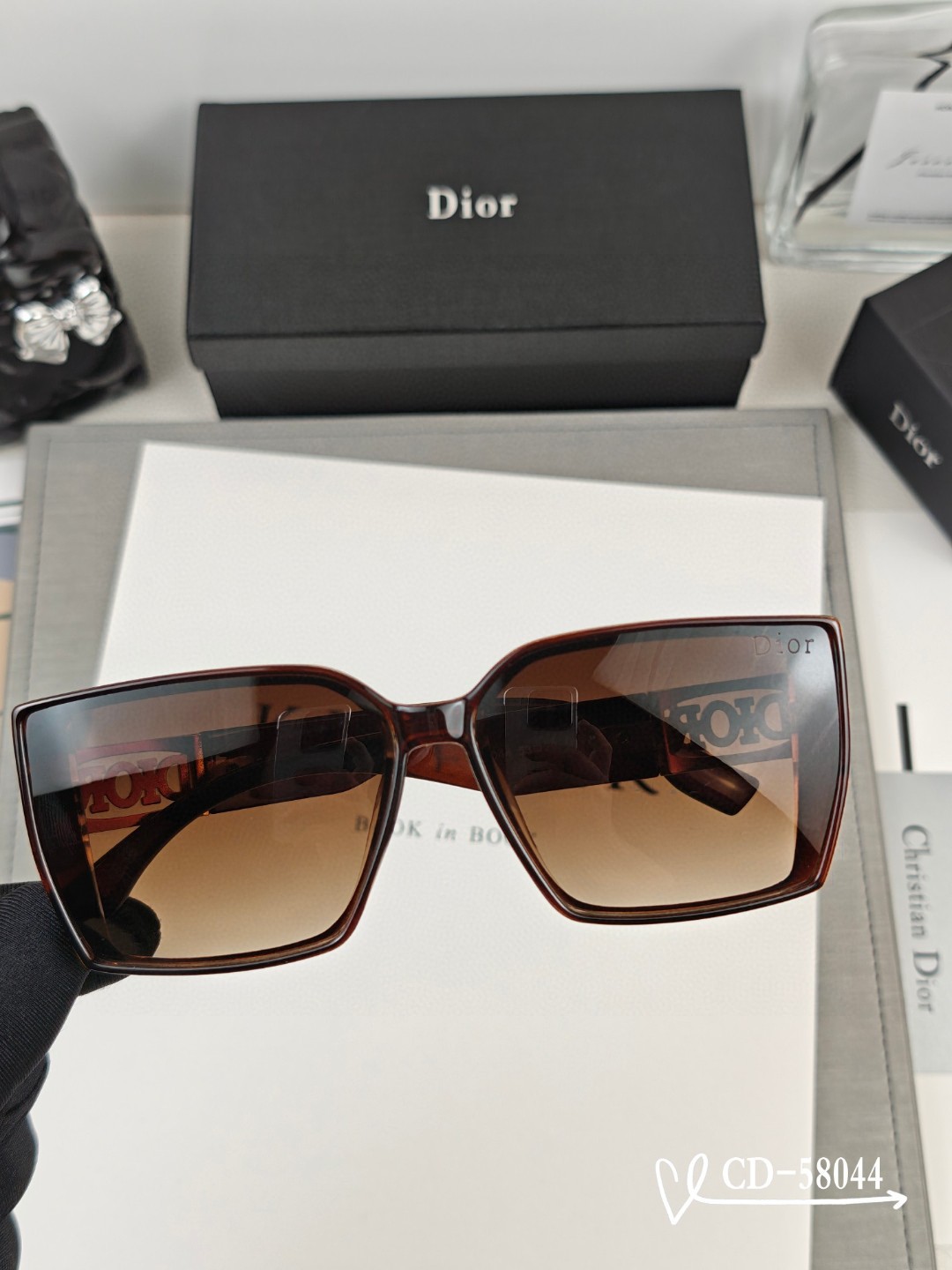    👓.【法国迪奥-DIOR】
         🕶️.【宝丽来树脂偏光镜片】
         ⭐️