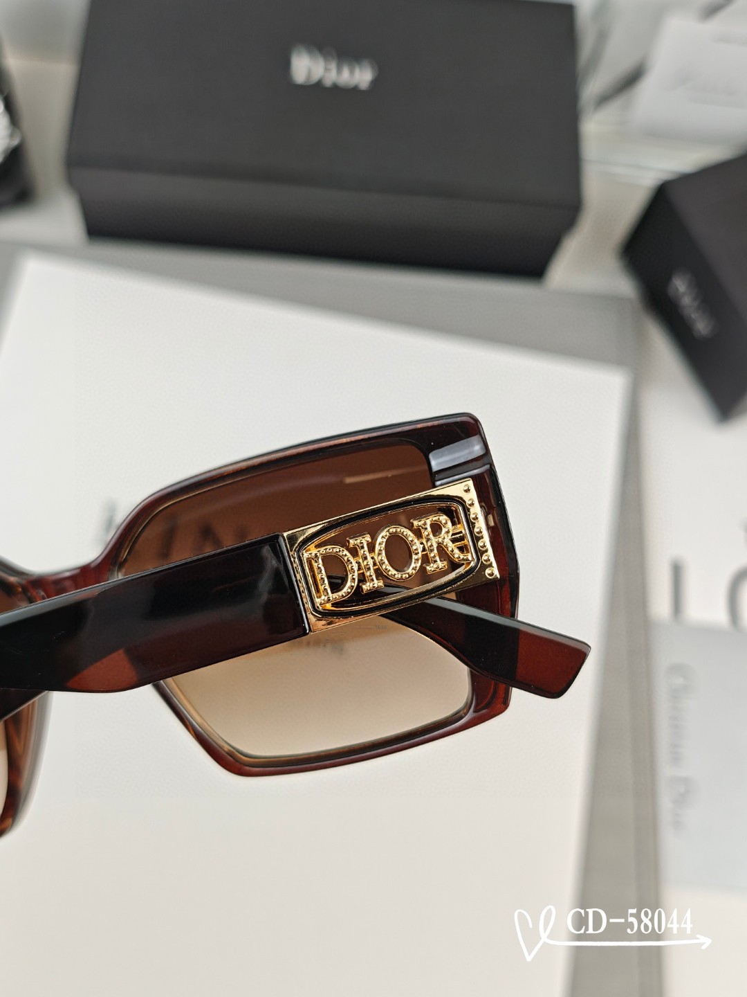    👓.【法国迪奥-DIOR】
         🕶️.【宝丽来树脂偏光镜片】
         ⭐️