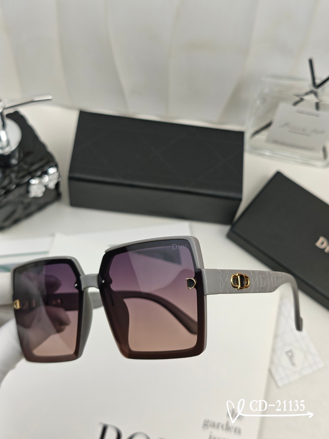    👓.【法国迪奥-DIOR】
         🕶️.【宝丽来树脂偏光镜片】
         ⭐️