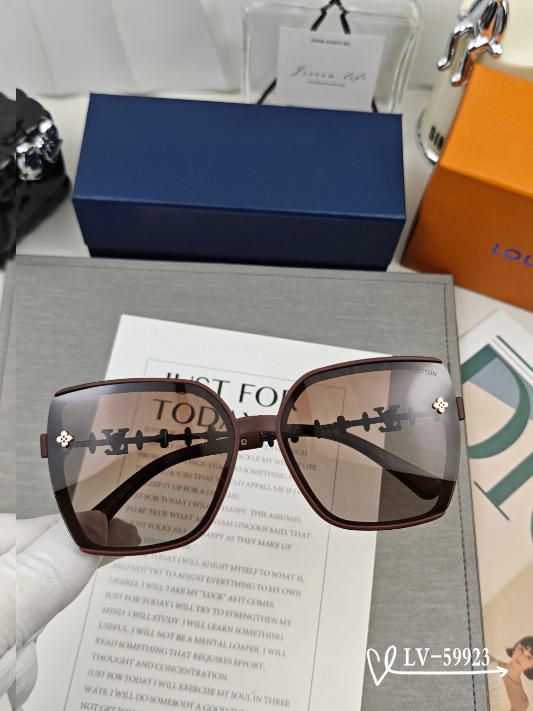   👓.【路易威登-LV】
         🕶.【宝丽来树脂镜片】
         ⭐️.【TR镜架
