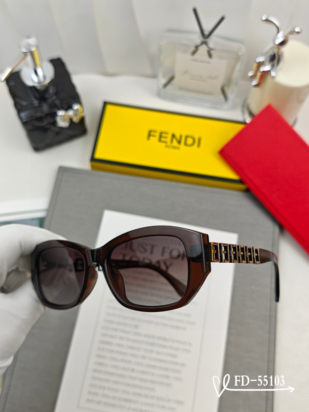   👓.【意大利芬迪-FENDI】
         🕶.【宝丽来树脂偏光镜片】
         ⭐️