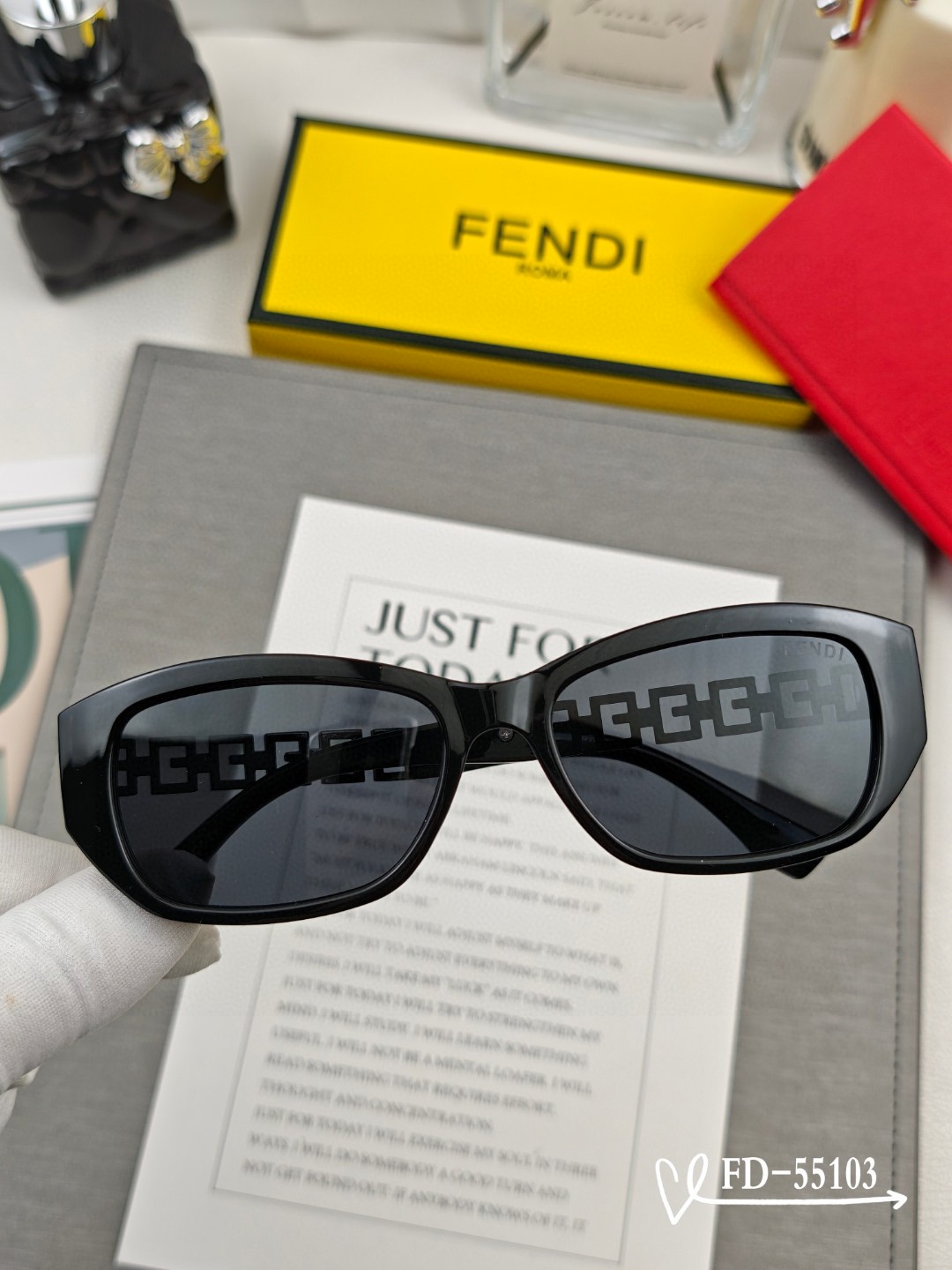   👓.【意大利芬迪-FENDI】
         🕶.【宝丽来树脂偏光镜片】
         ⭐️