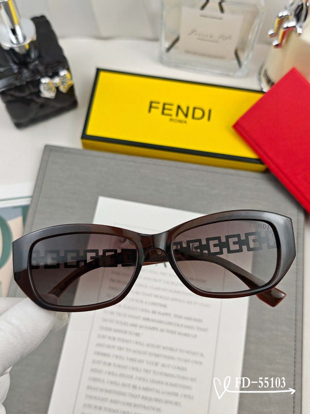   👓.【意大利芬迪-FENDI】
         🕶.【宝丽来树脂偏光镜片】
         ⭐️