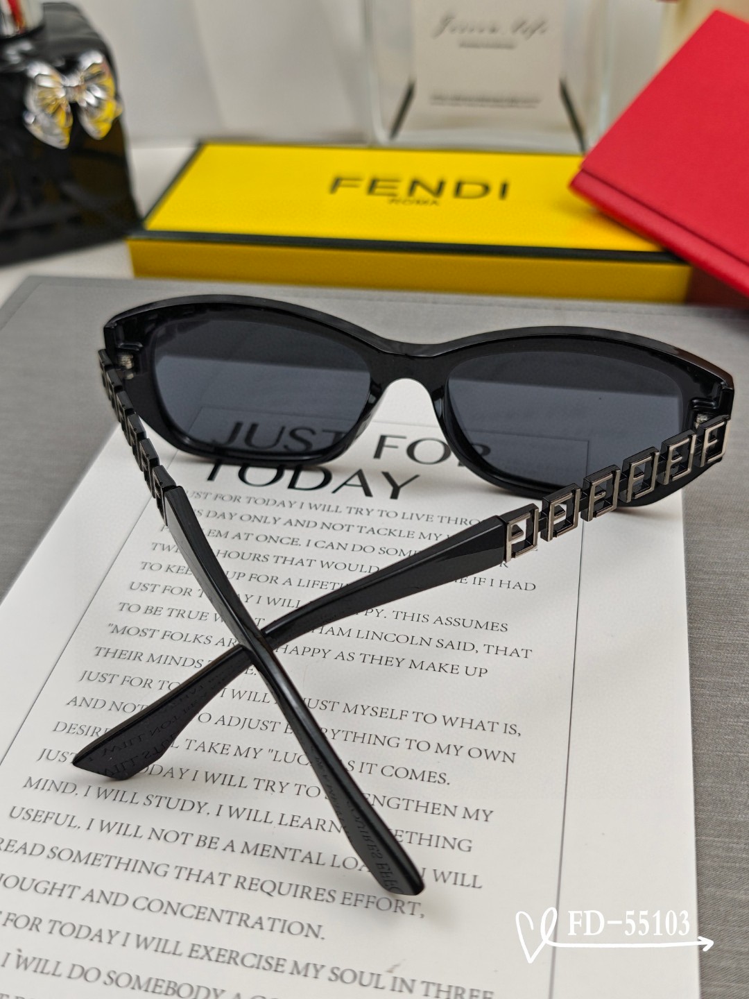   👓.【意大利芬迪-FENDI】
         🕶.【宝丽来树脂偏光镜片】
         ⭐️