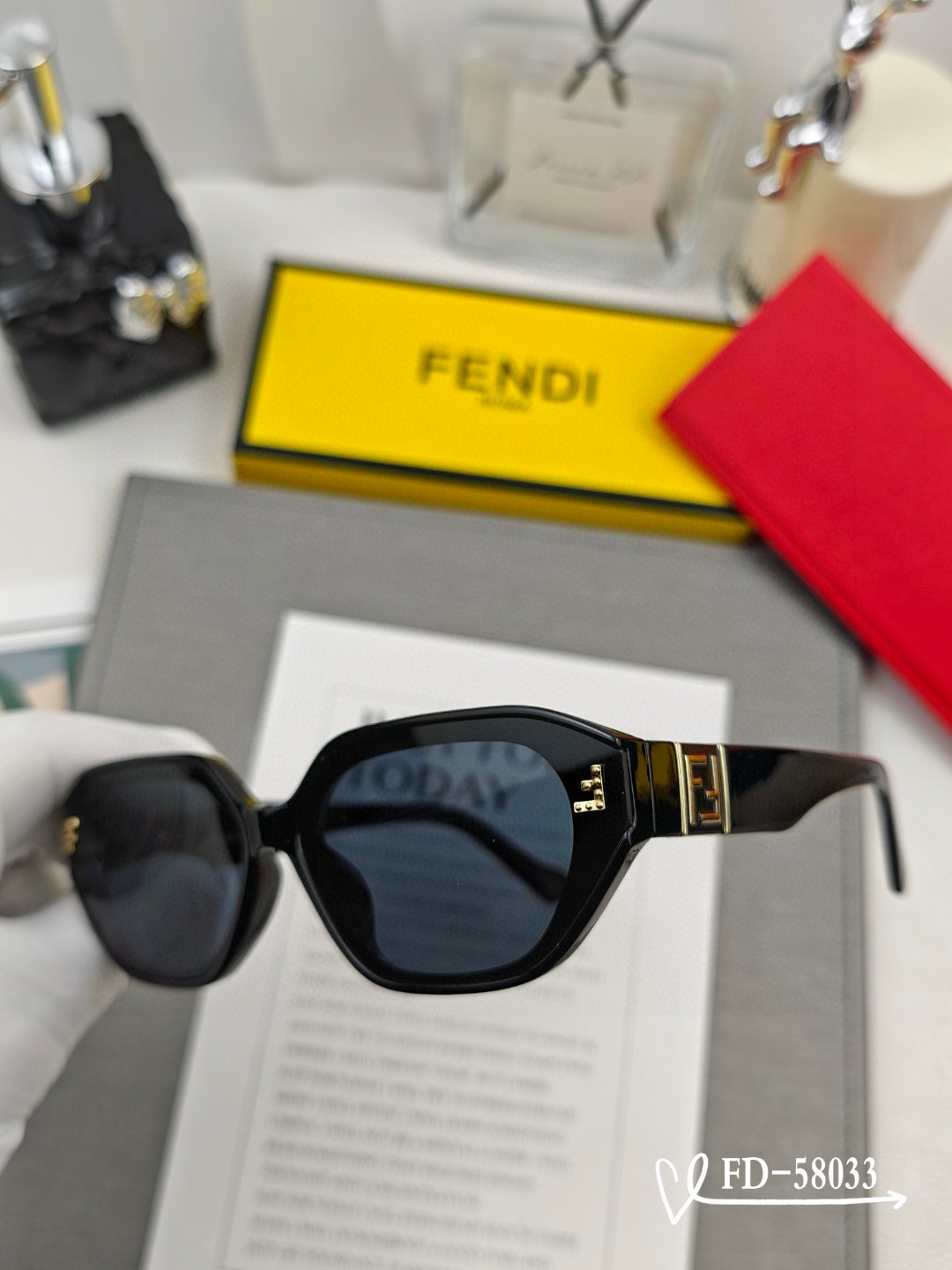   👓.【意大利芬迪-FENDI】
         🕶.【宝丽来树脂偏光镜片】
         ⭐️