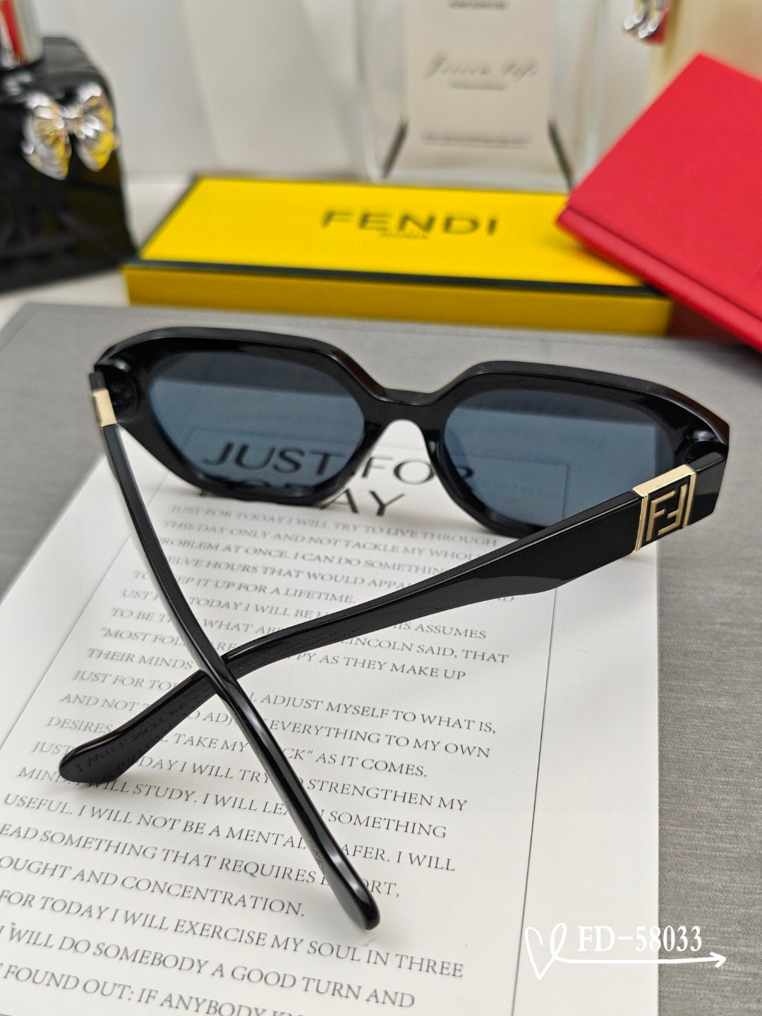   👓.【意大利芬迪-FENDI】
         🕶.【宝丽来树脂偏光镜片】
         ⭐️